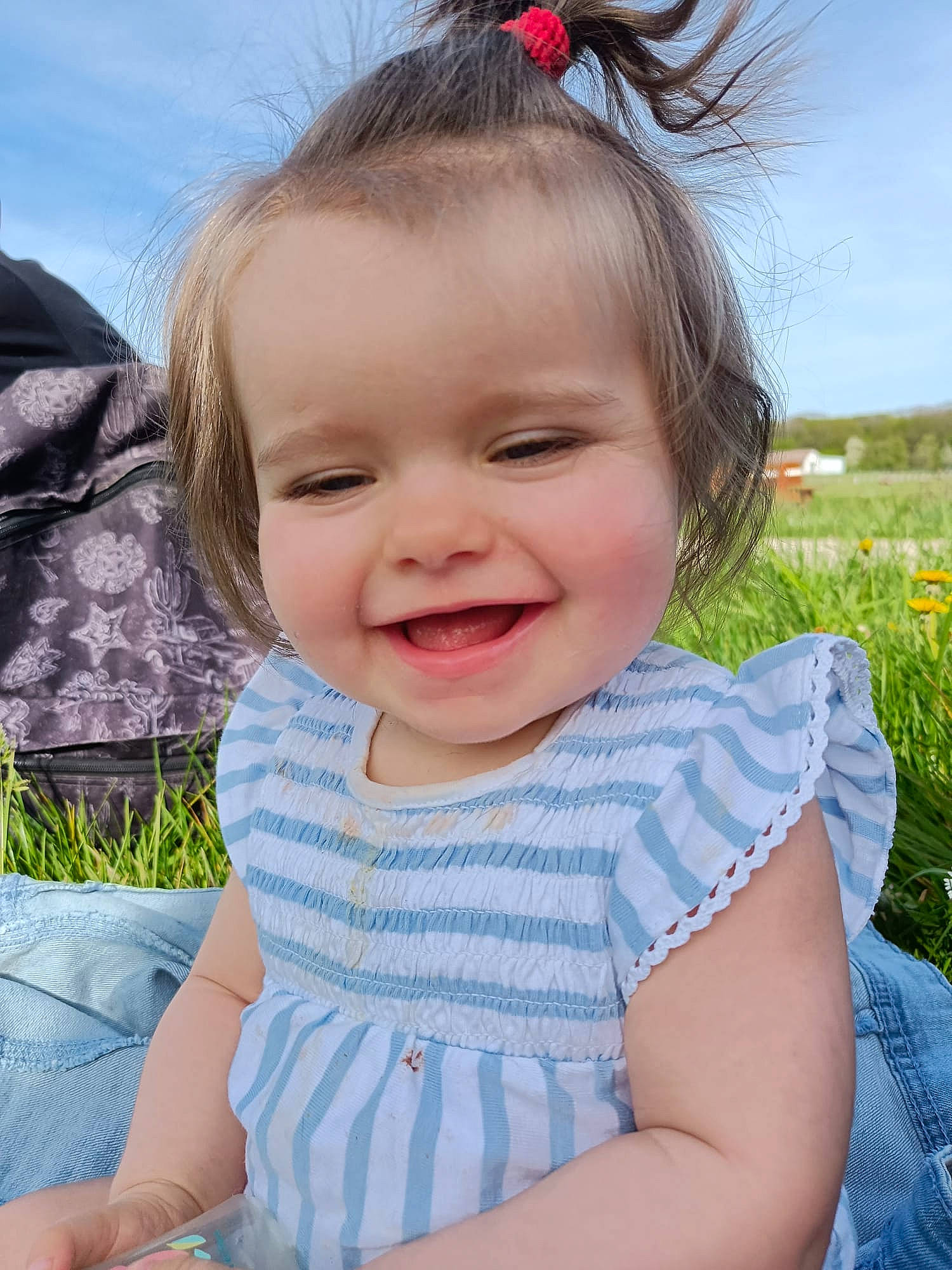 Yvanna a rejoint le concours — aidez-le/la à gagner de superbes lots ! baby, baby_toddler_clothing, child, eye, facial_expression, fun, grass, hair, hairstyle, happy, iris, joy, lip, people_in_nature, person, pink, plant, skin, sky, smile