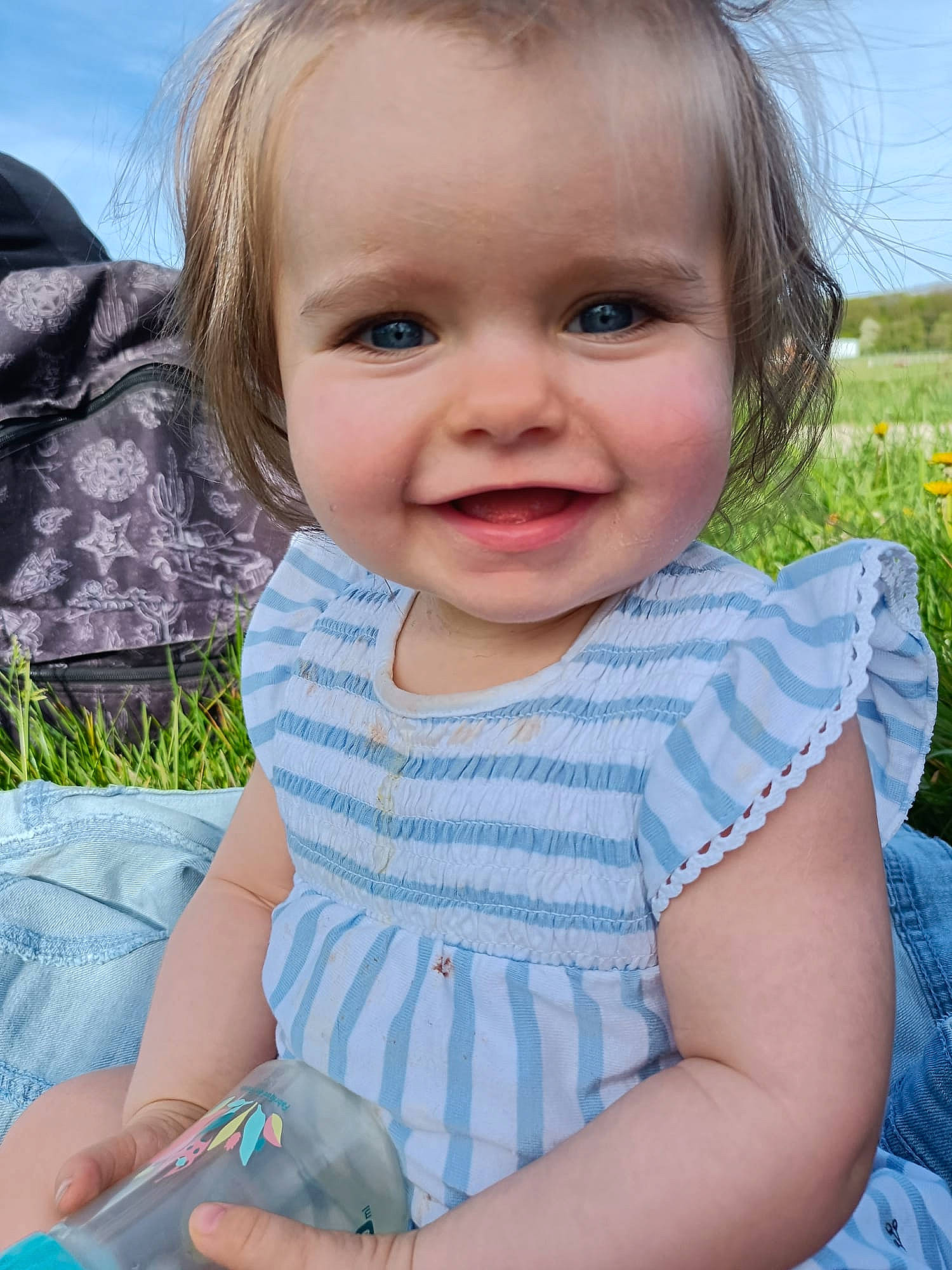 Yvanna a rejoint le concours — aidez-le/la à gagner de superbes lots ! azure, baby, baby_toddler_clothing, blue, cheek, child, chin, dress, grass, happy, iris, joy, lip, nose, people_in_nature, person, plant, skin, sky, smile