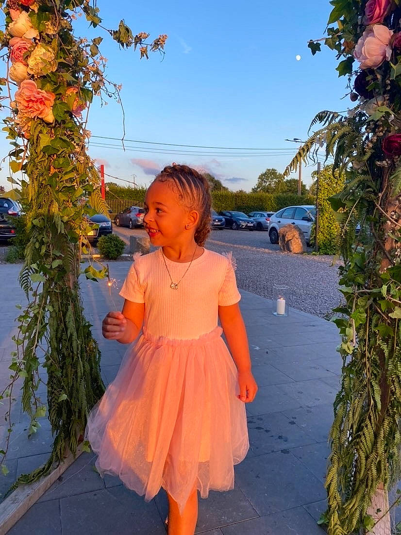 Mhéléna a rejoint le concours — aidez-le/la à gagner de superbes lots ! azure, botany, day_dress, dress, flower, fun, happy, joy, leaf, light, lighting, morning, nature, orange, people_in_nature, person, plant, sky, summer, tree