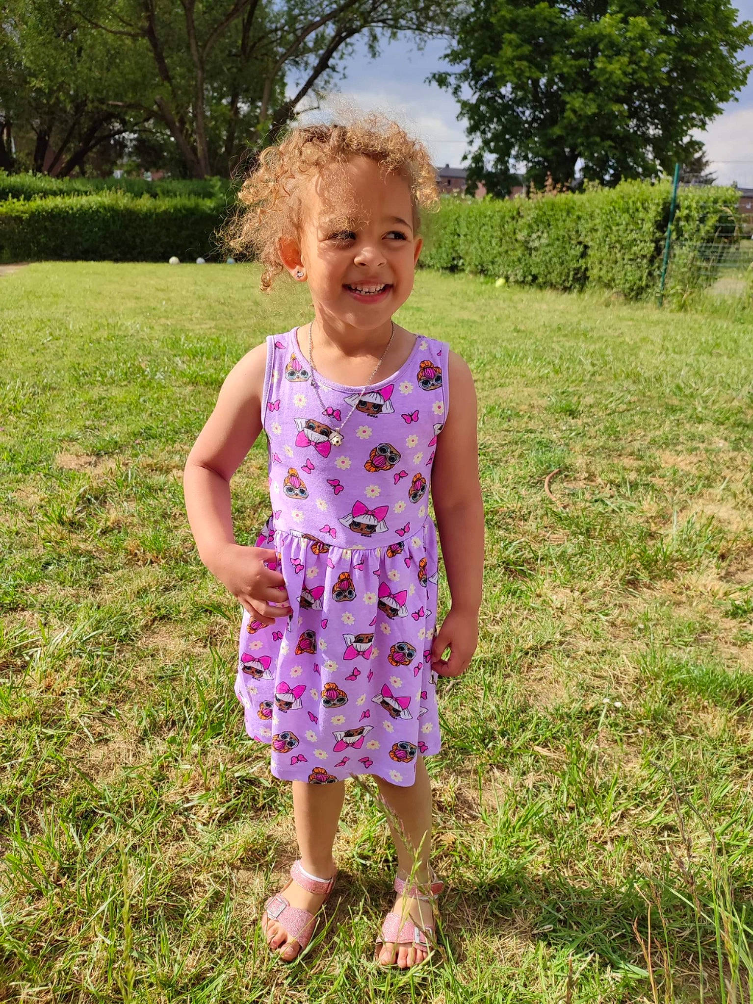 Mhéléna a rejoint le concours — aidez-le/la à gagner de superbes lots ! baby_toddler_clothing, botany, day_dress, fun, grass, grassland, hair, happy, head, joy, magenta, meadow, one_piece_garment, pattern, people_in_nature, person, pink, plant, sleeve, smile