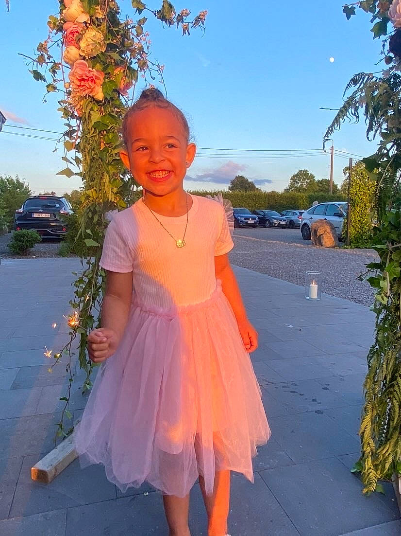 Mhéléna a rejoint le concours — aidez-le/la à gagner de superbes lots ! asphalt, day_dress, electric_blue, event, facial_expression, fun, grass, hairstyle, happy, joy, leisure, magenta, orange, person, pink, plant, recreation, sky, smile, standing