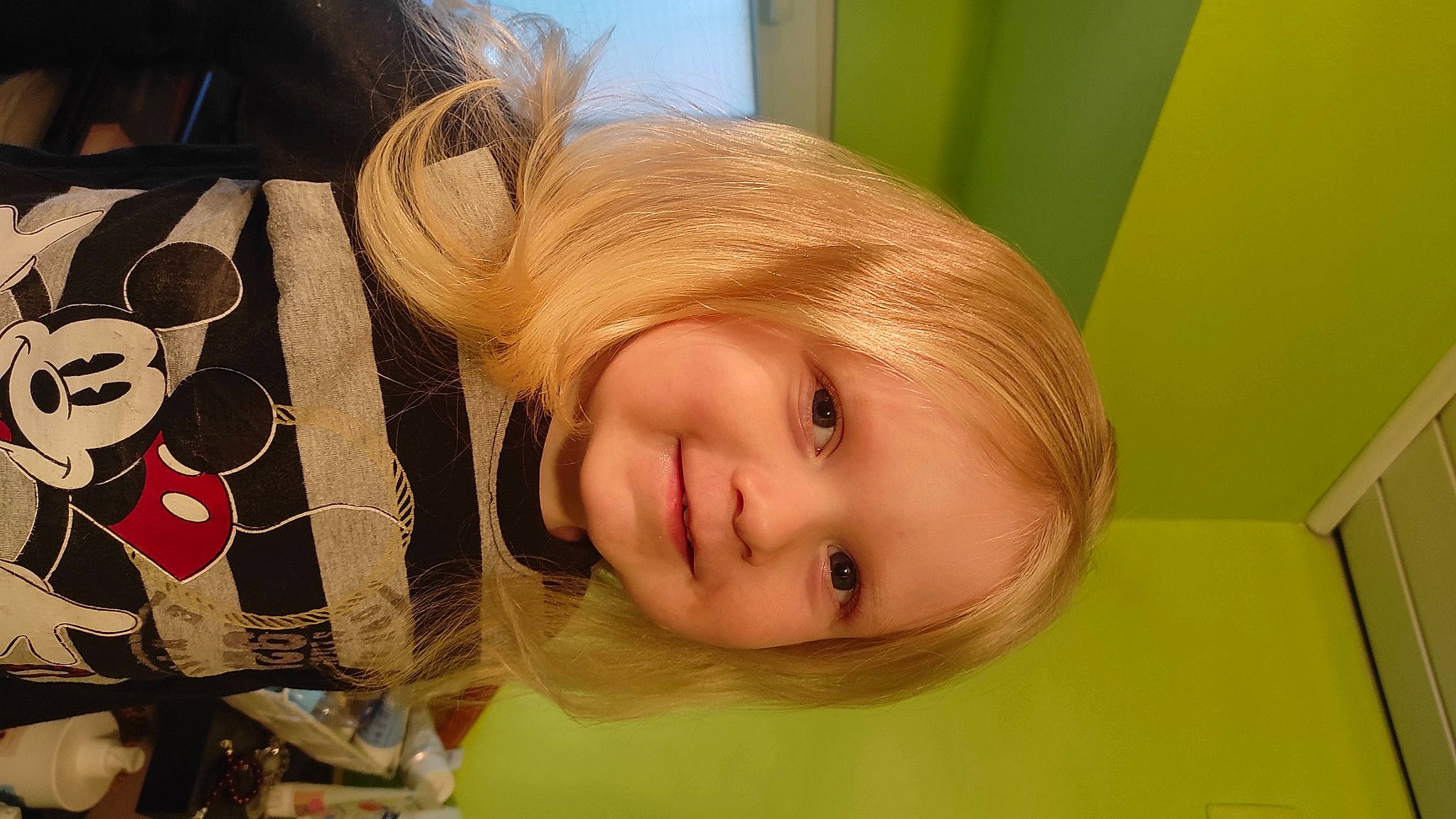 Gabriel participe au concours pour gagner de l'argent avec cette photo : bangs, blond, brown_hair, cheek, child, eyebrow, eyelash, fun, hair, hair_coloring, happy, hime_cut, iris, joy, lip, nose, person, room, skin, smile