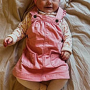 Kaylie a rejoint le concours — aidez-le/la à gagner de superbes lots ! baby, infant, pink_dress, headband, bow, smile, bed, blanket, footwear, white_shoes, tights, cute, child, lying_down, indoors, portrait, happy, small_hands, fabric, soft_lighting