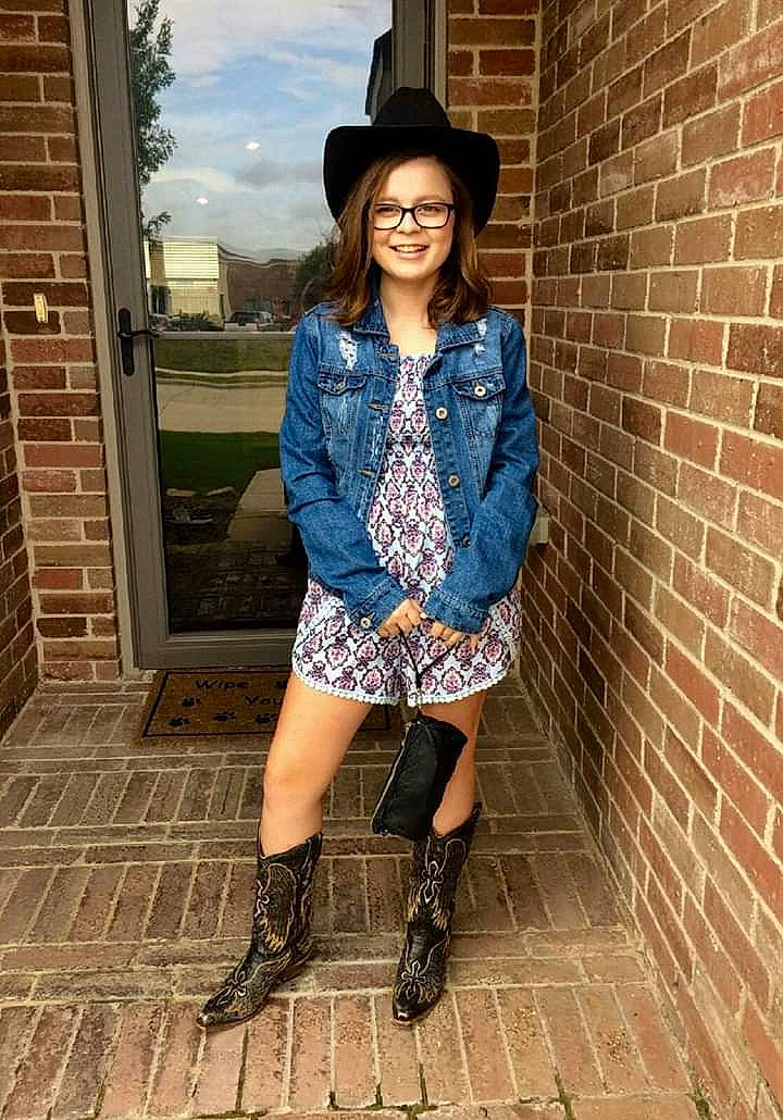 Julia is registered to the contest to win money with this photo: blue, clothing, denim, electric_blue, fashion, footwear, girl, headgear, jeans, joint, joy, leg, outerwear, pattern, person, shoe, shorts, shoulder, snapshot, thigh