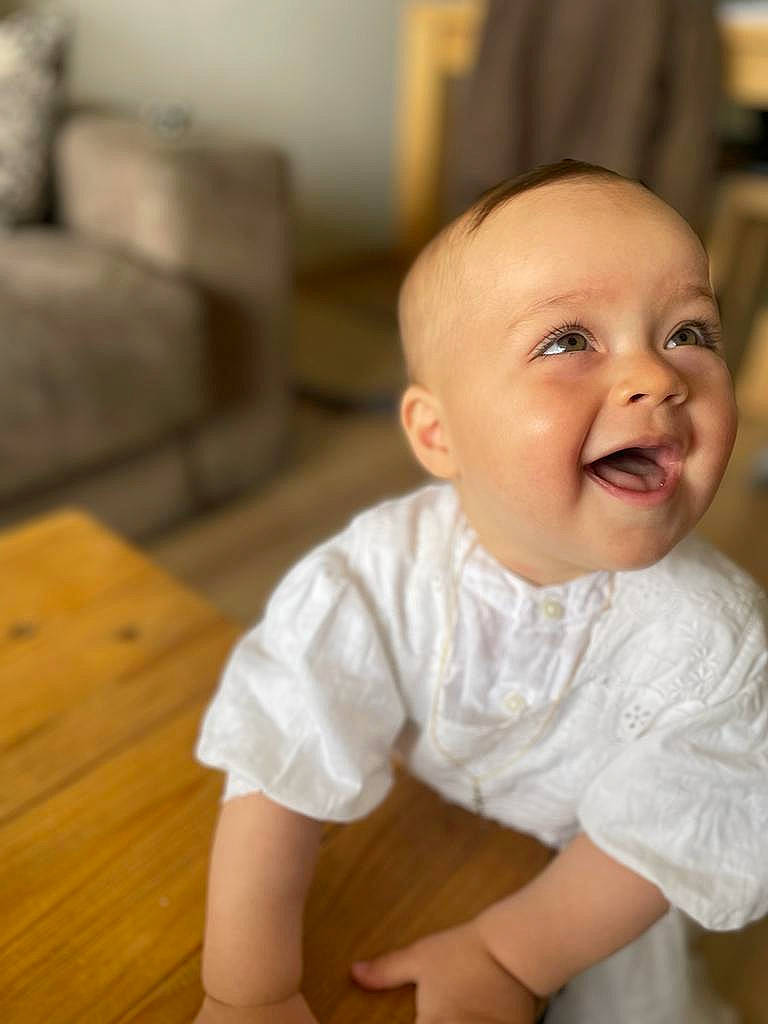 Mathias a rejoint le concours — aidez-le/la à gagner de superbes lots ! arm, baby, baby_toddler_clothing, cheek, chin, comfort, couch, eye, floor, flooring, happy, hardwood, head, iris, nose, person, skin, sleeve, smile, toddler