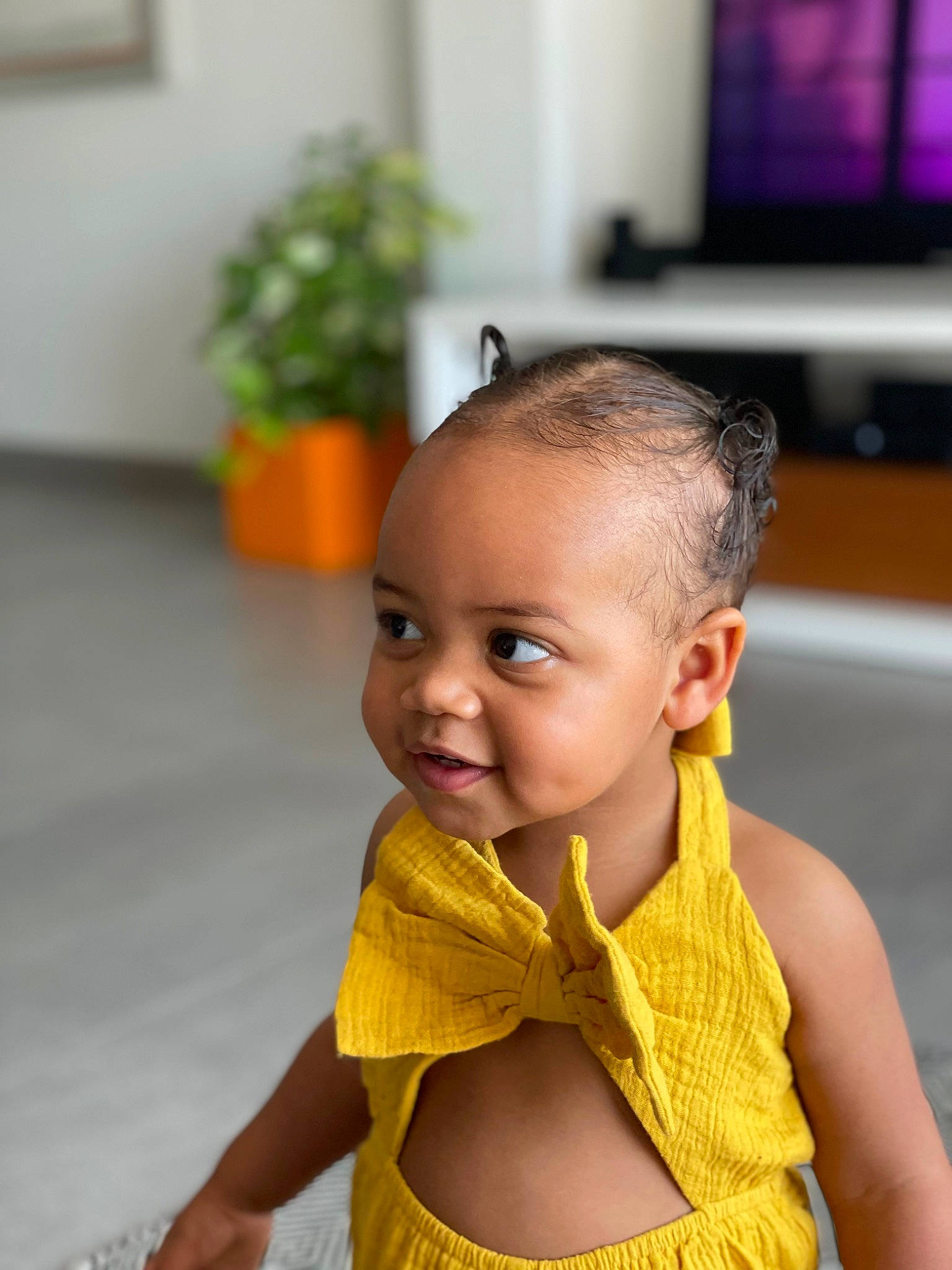 Zoé participe au concours pour gagner de l'argent avec cette photo : baby, baby_toddler_clothing, chin, dress, eye, eyelash, face, facial_expression, fashion_design, flowerpot, hair, happy, head, houseplant, neck, person, plant, skin, smile, toddler