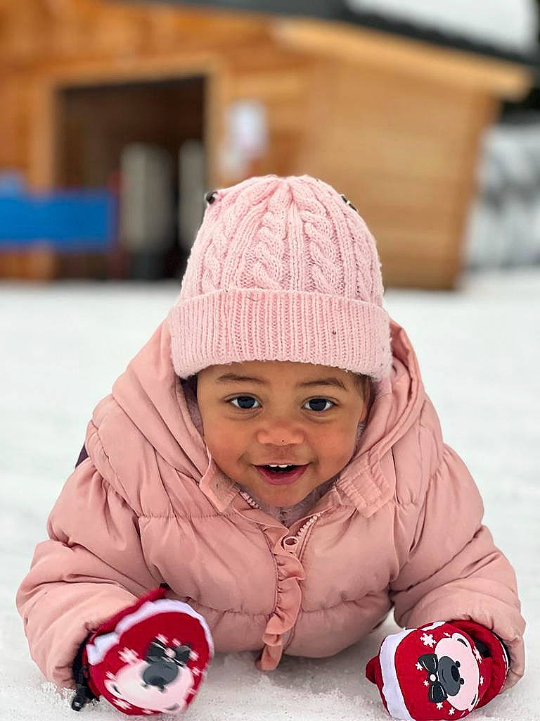 Zoé participe au concours pour gagner de l'argent avec cette photo : baby, baby_toddler_clothing, beauty, cap, cheek, child, face, facial_expression, fun, happy, headwear, joy, knit_cap, leisure, people, person, product, skin, sleeve, smile