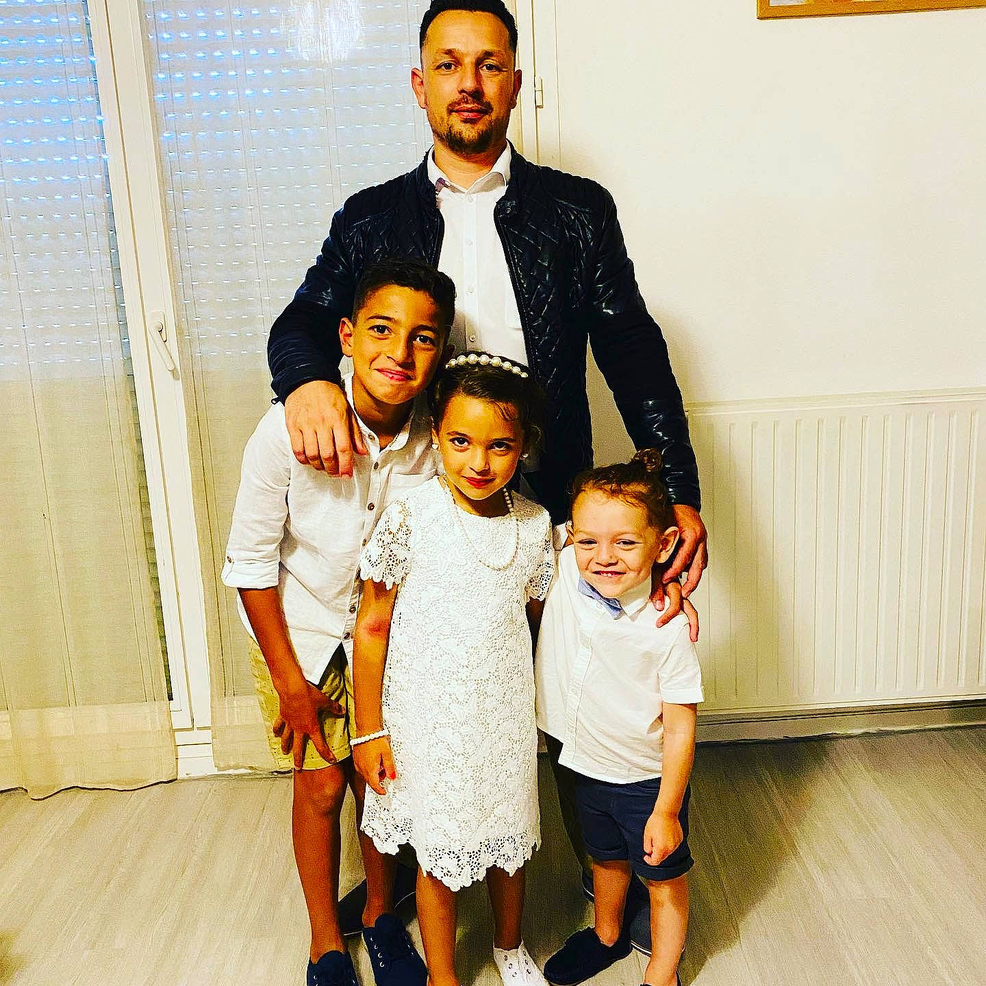 Iliana participe au concours pour gagner de l'argent avec cette photo : child, event, face, family_taking_photos_together, flash_photography, fun, gesture, happy, joy, mammal, people, person, photograph, shoe, shorts, skin, sleeve, smile, snapshot, standing