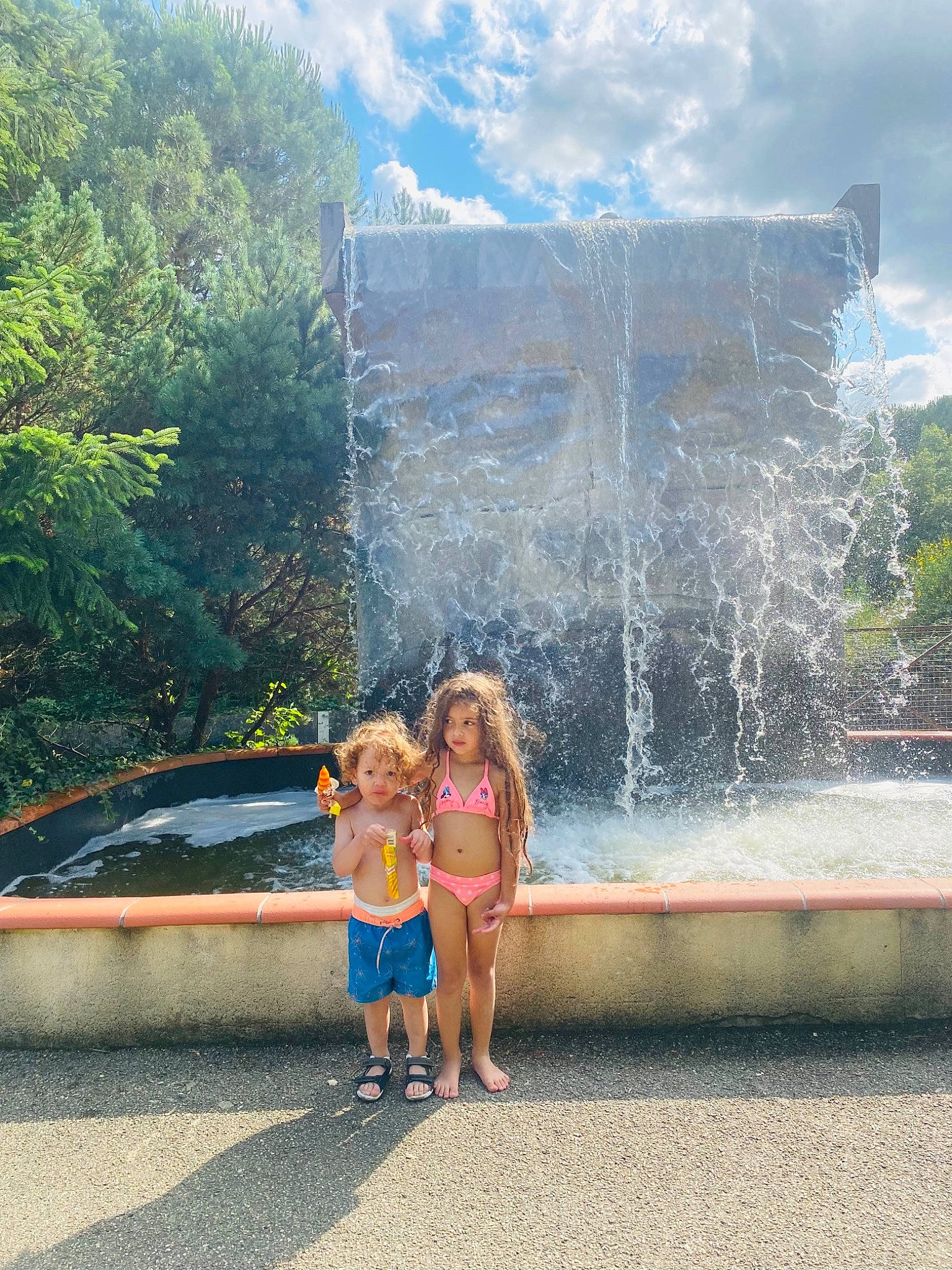 Iliana participe au concours pour gagner de l'argent avec cette photo : cloud, dress, fountain, fun, grass, happy, leisure, morning, person, plant, recreation, sky, snapshot, sunglasses, sunlight, swimwear, toddler, travel, tree, water