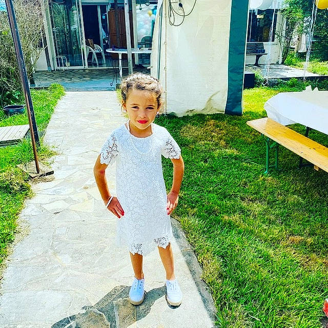 Iliana a rejoint le concours — aidez-le/la à gagner de superbes lots ! asphalt, beauty, child, dress, fun, grass, green, happy, lawn, leaf, leisure, morning, people_in_nature, person, plant, product, recreation, sidewalk, snapshot, summer