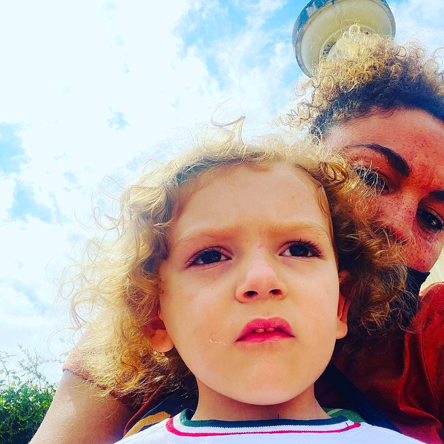 Kyllian a rejoint le concours — aidez-le/la à gagner de superbes lots ! cloud, cool, daytime, eyebrow, eyelash, facial_expression, hairstyle, happy, iris, leisure, lip, nose, people, people_in_nature, person, skin, sky, summer, sunlight, toddler