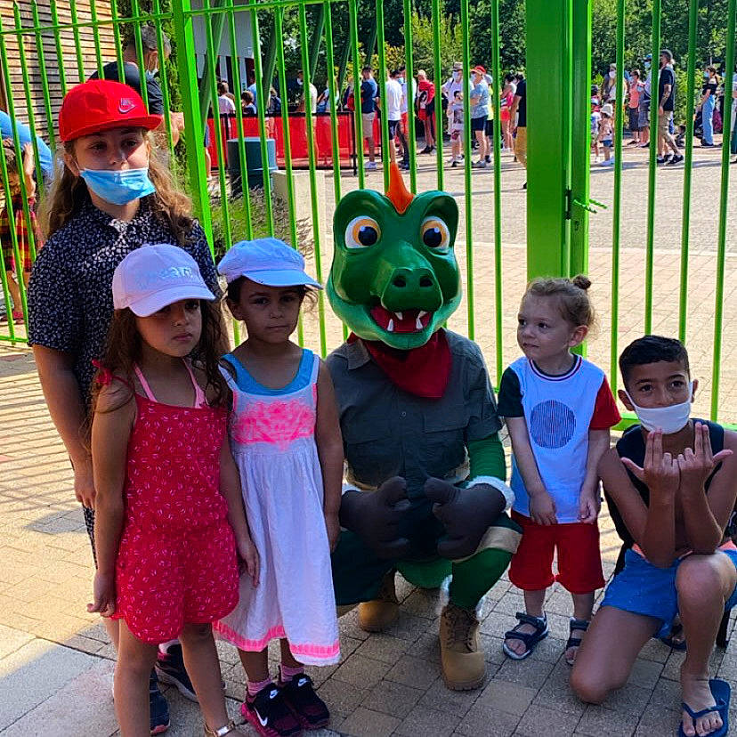 Kyllian a rejoint le concours — aidez-le/la à gagner de superbes lots ! city, community, facial_expression, fun, green, happy, hat, headwear, leaf, leisure, organ, person, plant, recreation, sandal, shorts, sneakers, summer, sun_hat, sunglasses