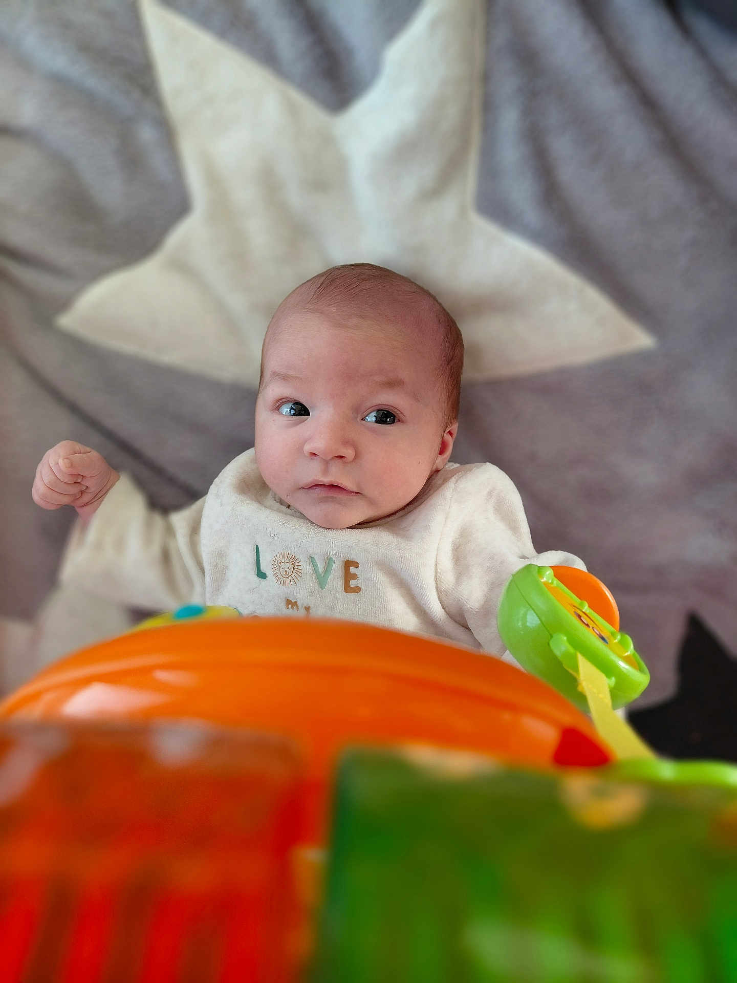 Maëcio a rejoint le concours — aidez-le/la à gagner de superbes lots ! baby, infant, blanket, star_pattern, toy, colorful, face, expression, soft, clothing, indoor, child, newborn, cute, person, play, focus, lying_down, early_life, comfort