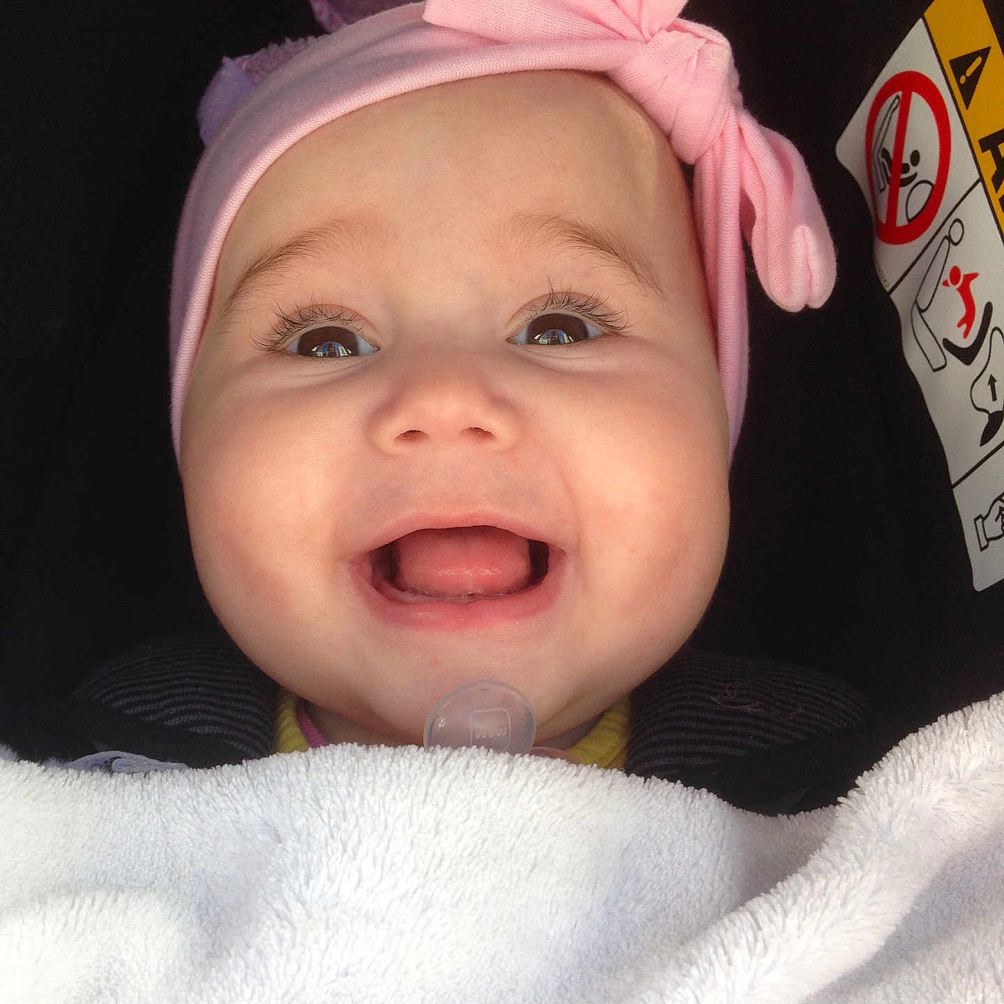 Clara a rejoint le concours — aidez-le/la à gagner de superbes lots ! cheek, child, ear, eye, finger, forehead, girl, hand, head, infant, lip, mouth, nose, pink, product, skin, smile, toddler