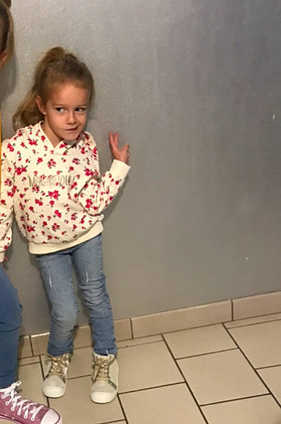 Milyana a rejoint le concours — aidez-le/la à gagner de superbes lots ! baby_toddler_clothing, boot, event, fashion_design, floor, flooring, fun, happy, human_leg, jeans, joint, knee, leg, pattern, person, room, sandal, sleeve, sock, toddler