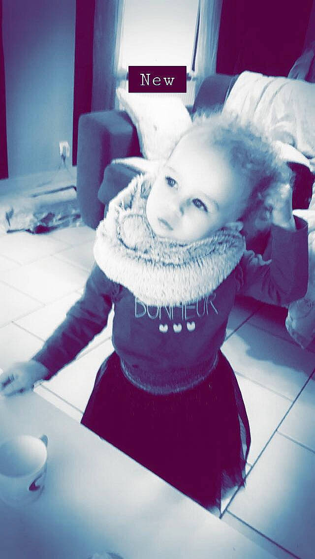 Milyana a rejoint le concours — aidez-le/la à gagner de superbes lots ! beard, curtain, electric_blue, eyebrow, flash_photography, fun, fur, happy, headgear, human_body, jaw, mouth, person, purple, room, selfie, shoulder, sitting, sleeve, sportswear