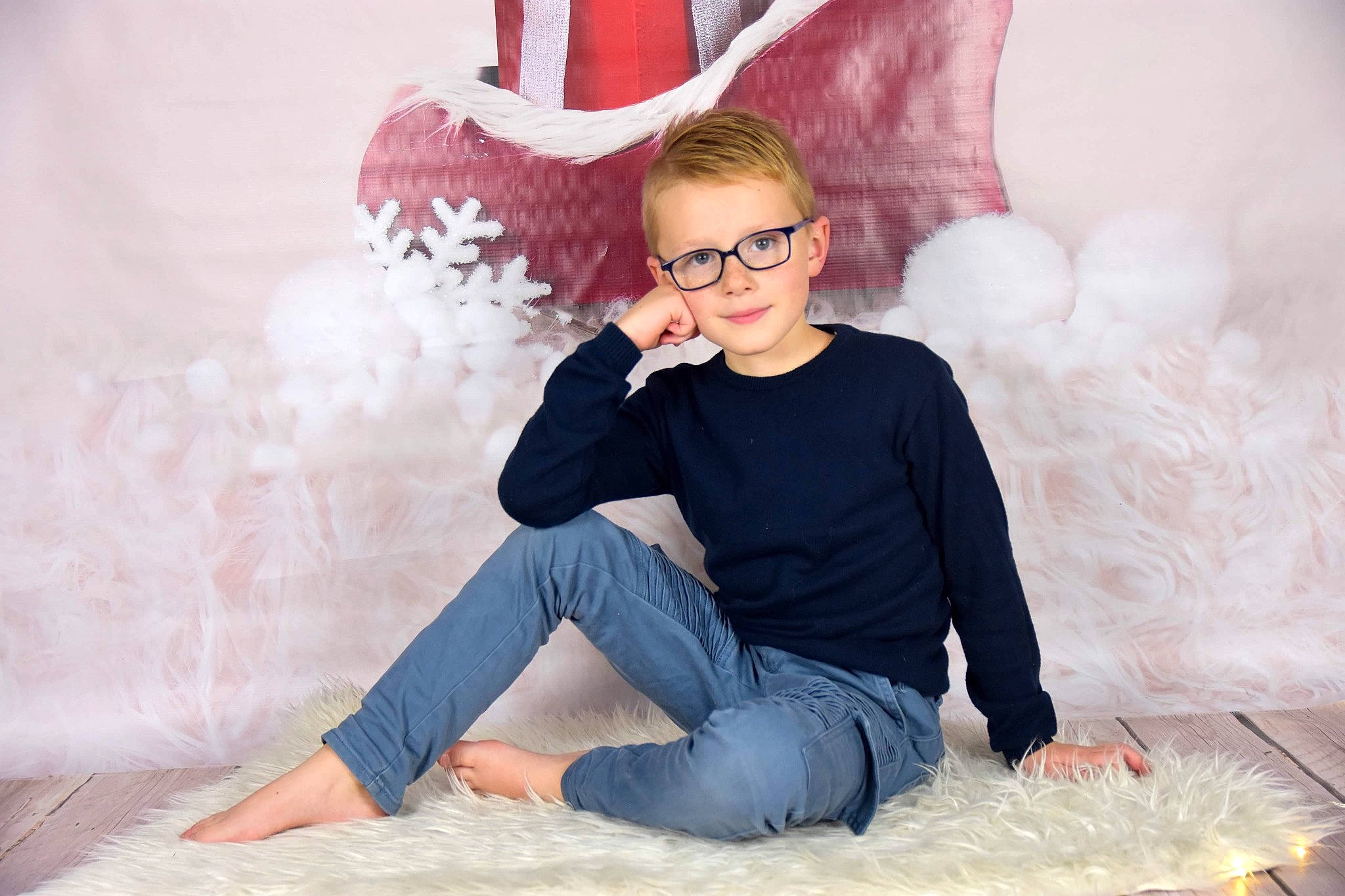 Tom participe au concours pour gagner de l'argent avec cette photo : beauty, blond, cool, eyewear, facial_expression, fashion, fun, furniture, glasses, jeans, leg, person, photo_shoot, photograph, photography, pink, red, shoe, sitting, smile