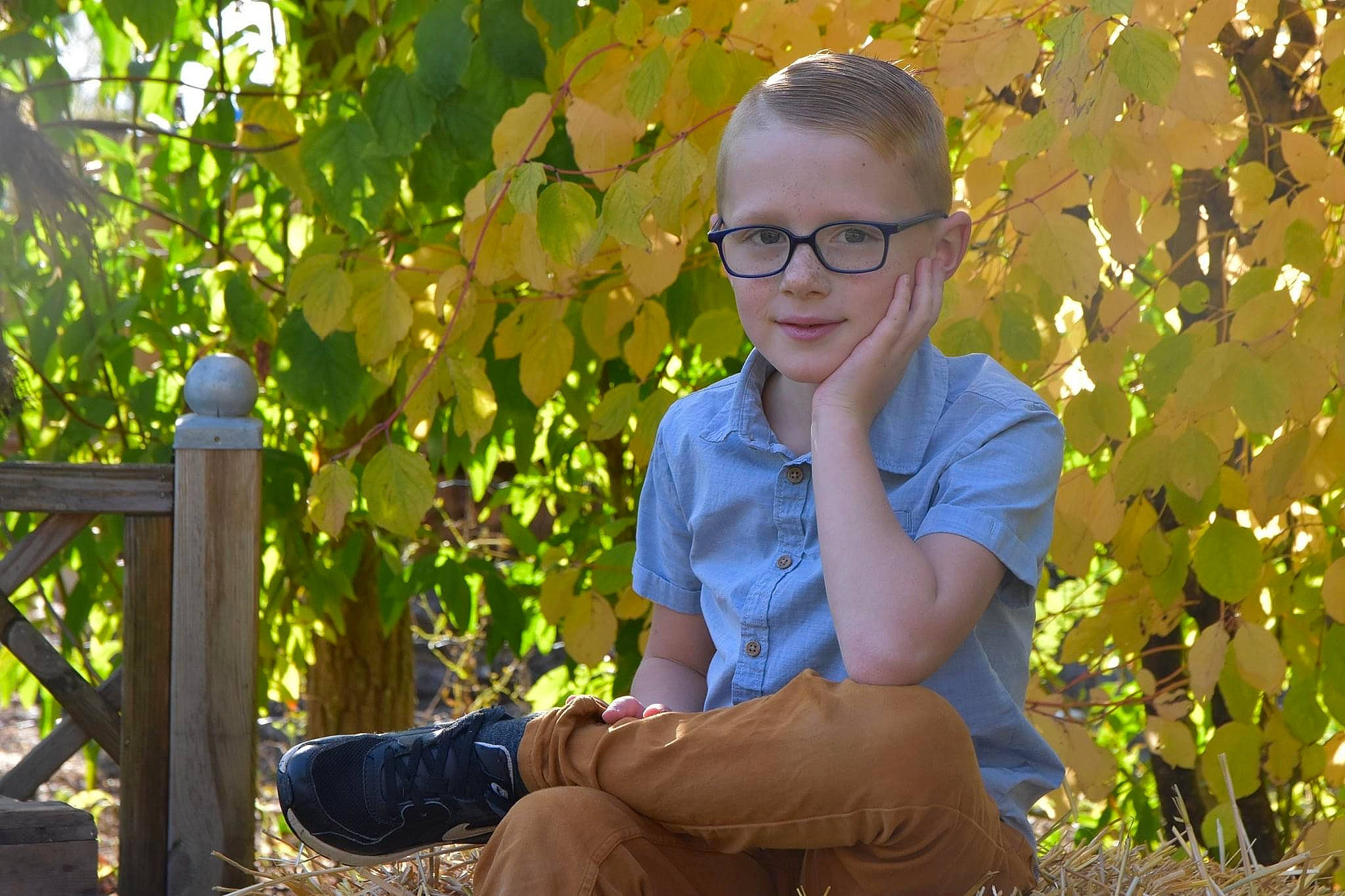 Tom participe au concours pour gagner de l'argent avec cette photo : botany, glasses, leaf, people_in_nature, person, plant, sitting