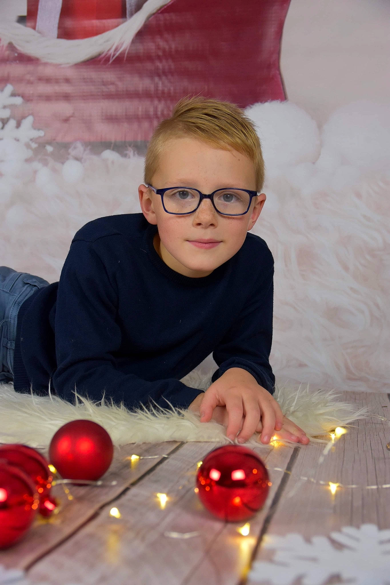 Tom participe au concours pour gagner de l'argent avec cette photo : candle, child, christmas, christmas_decoration, christmas_eve, christmas_ornament, fun, glass, glasses, holiday, interior_design, lighting, ornament, person