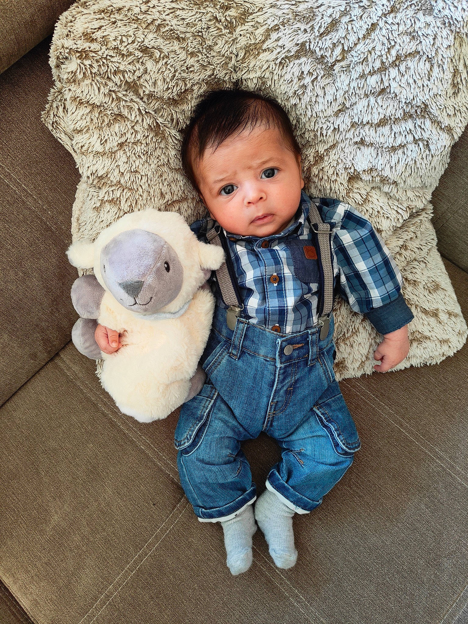 Flavio participe au concours pour gagner de l'argent avec cette photo : baby, baby_sleeping, baby_toddler_clothing, cheek, child, comfort, couch, doll, eye, face, head, linens, mammal, pattern, person, sitting, skin, sleeve, toddler, toy