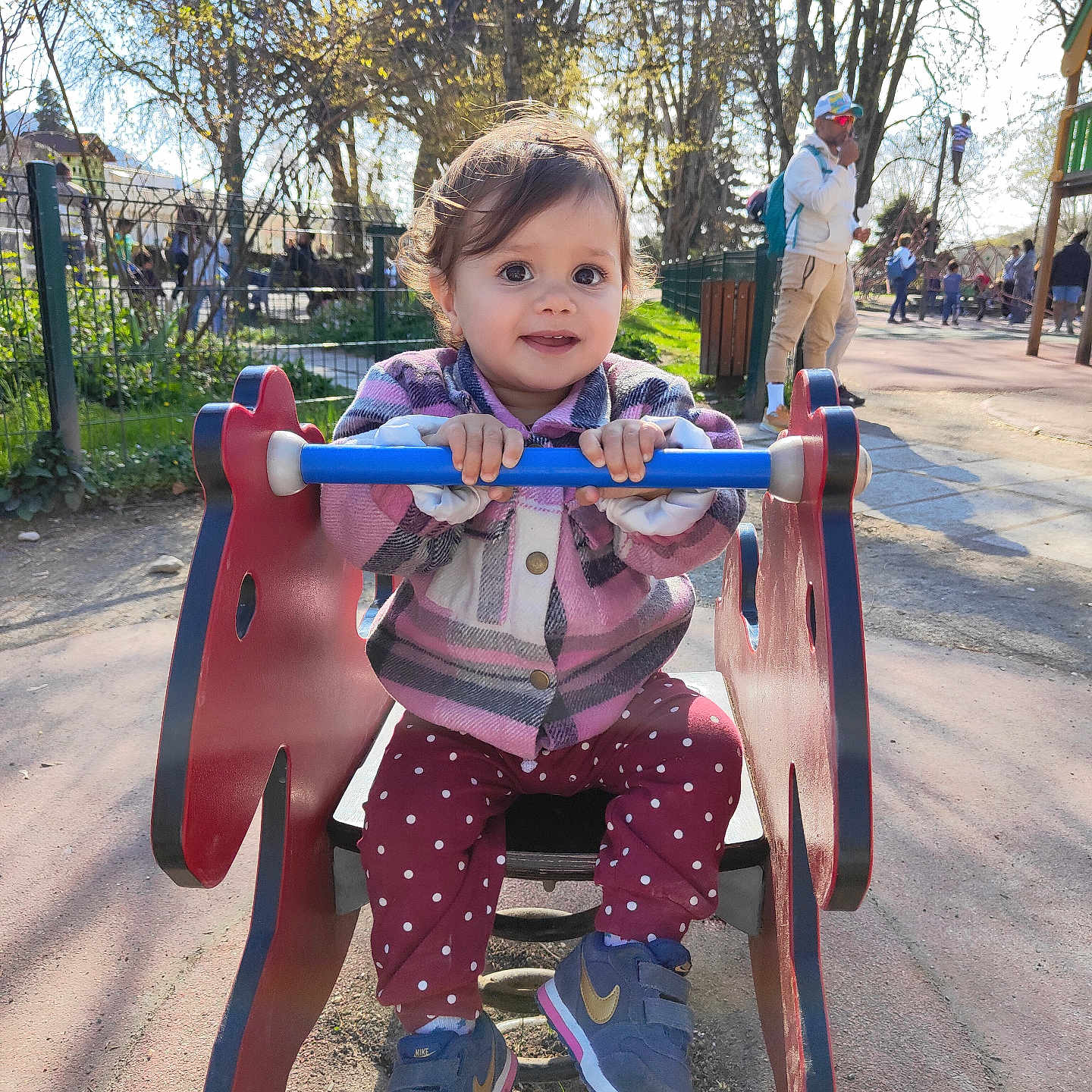 Farah participe au concours pour gagner de l'argent avec cette photo : backpack, child, clothing, face, female, footwear, girl, grass, hat, head, nature, outdoorplayarea, outdoors, park, person, photography, plant, playarea, portrait, shoe
