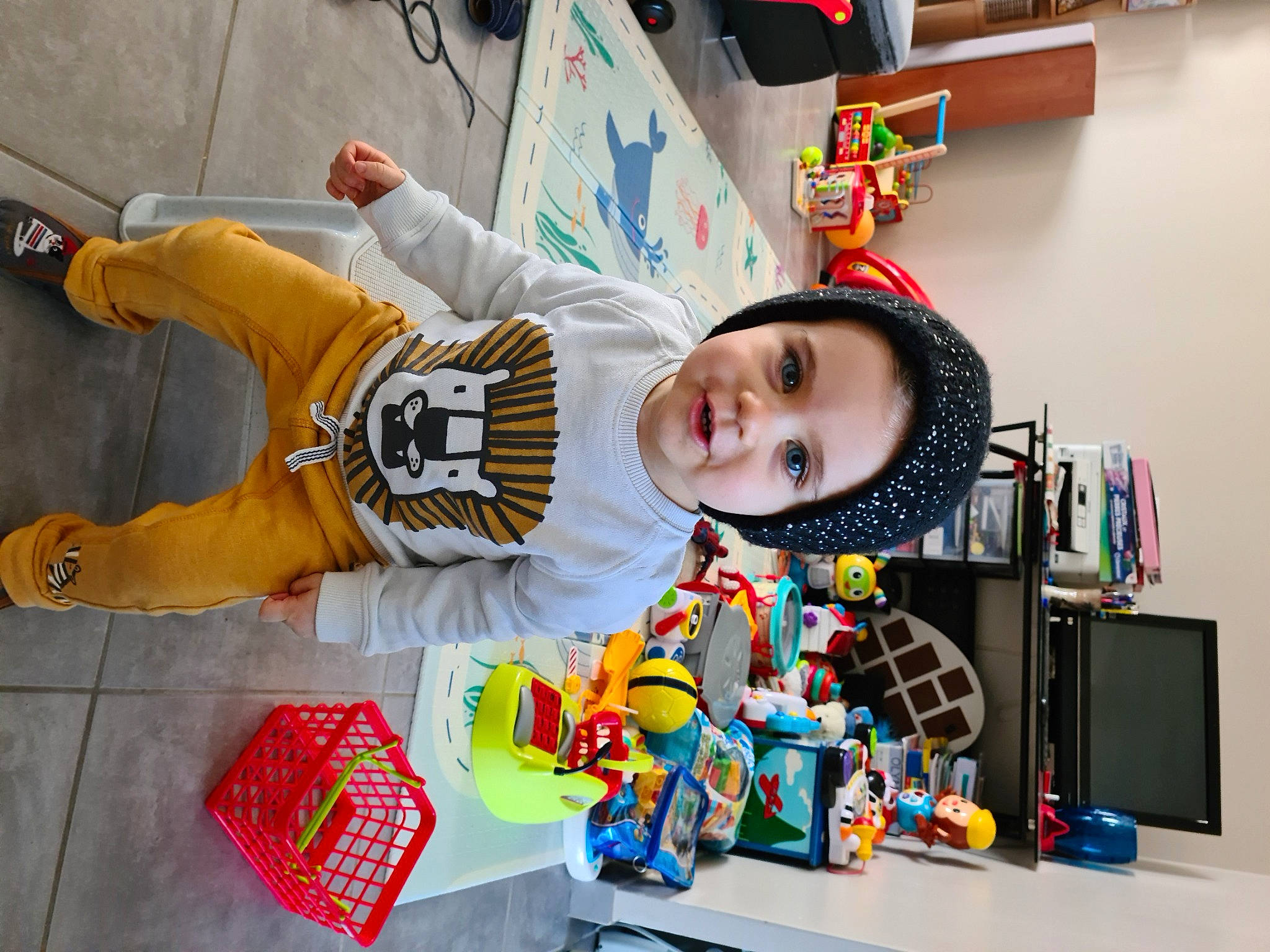 Rafaël participe au concours pour gagner de l'argent avec cette photo : baby_toys, bookcase, costume, display_device, fictional_character, headwear, person, plastic, shelf, shelving, television, toy