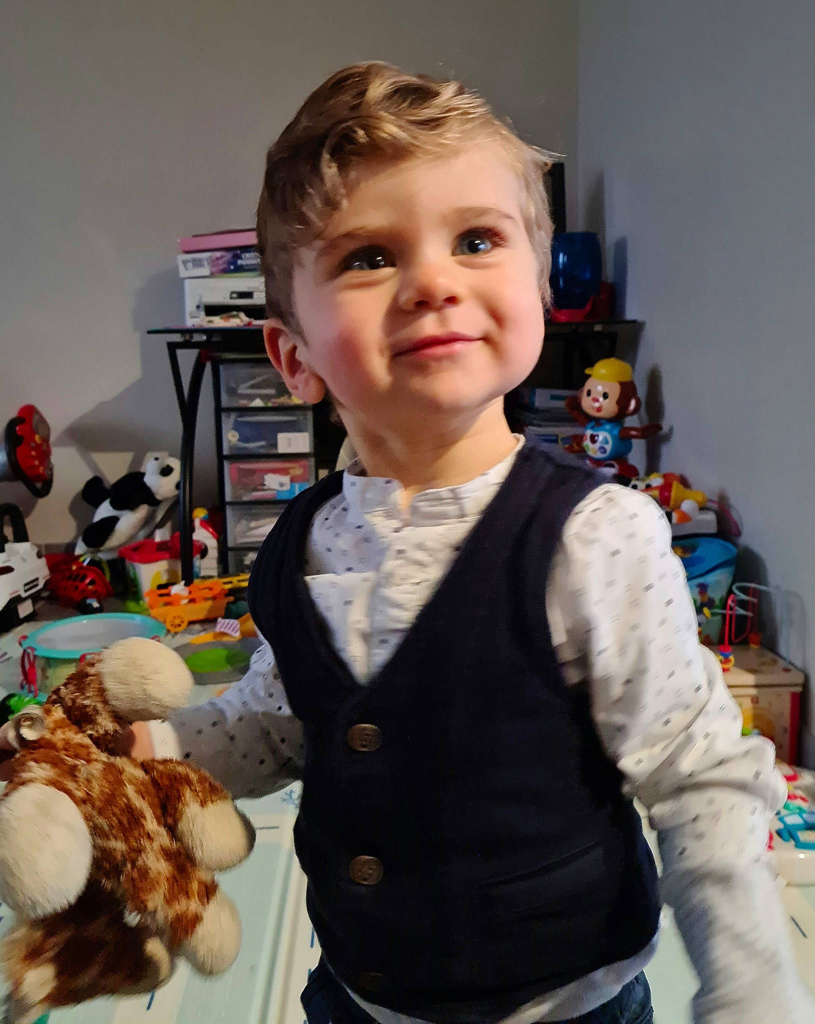Rafaël a rejoint le concours — aidez-le/la à gagner de superbes lots ! bow_tie, child, christmas, comfort_food, dress_shirt, event, formal_wear, fun, holiday, iris, joy, junk_food, pattern, person, room, sleeve, smile, t_shirt, tie, toddler