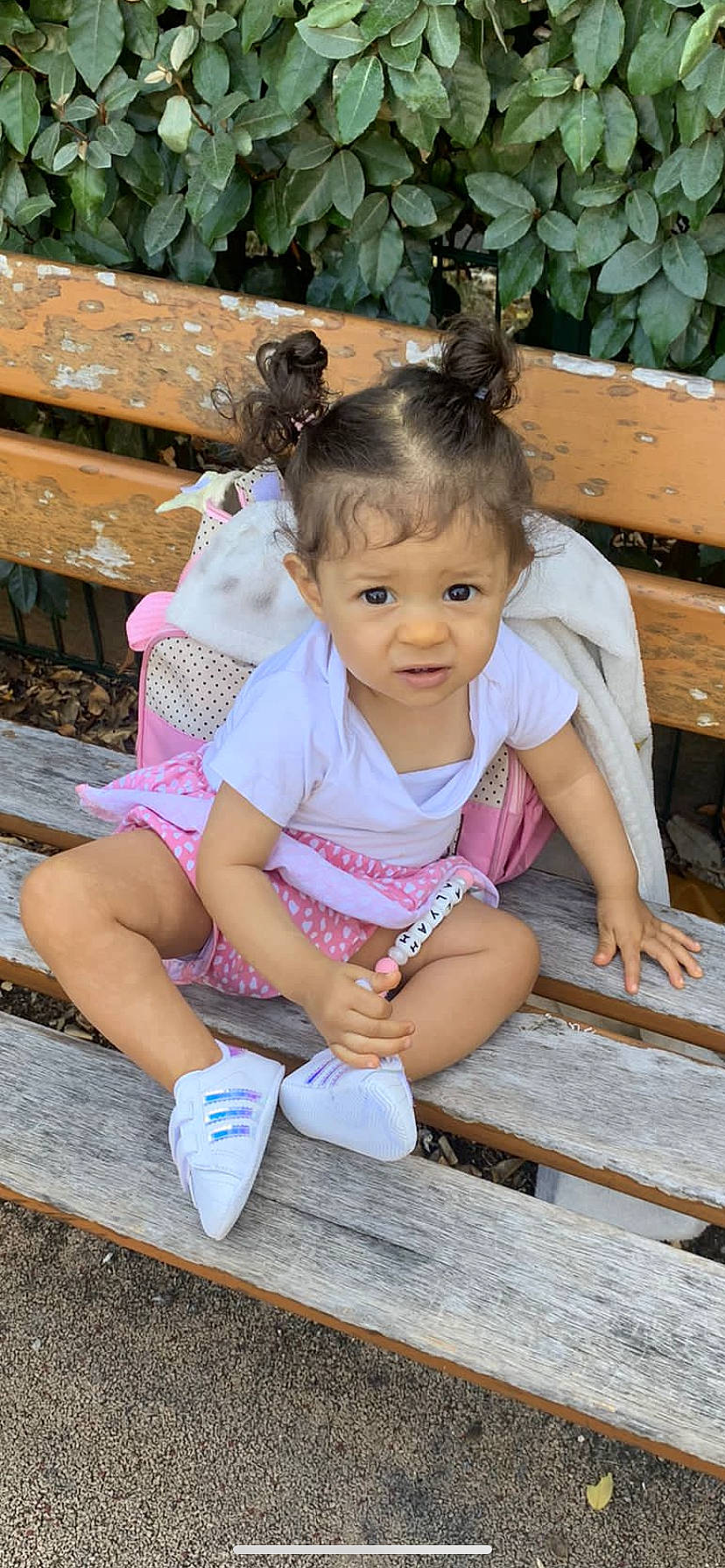 Alyah participe au concours pour gagner de l'argent avec cette photo : baby_toddler_clothing, chin, finger, fun, grass, green, happy, human_leg, leaf, leg, leisure, mammal, person, pink, plant, sitting, skin, thigh, toddler, vertebrate