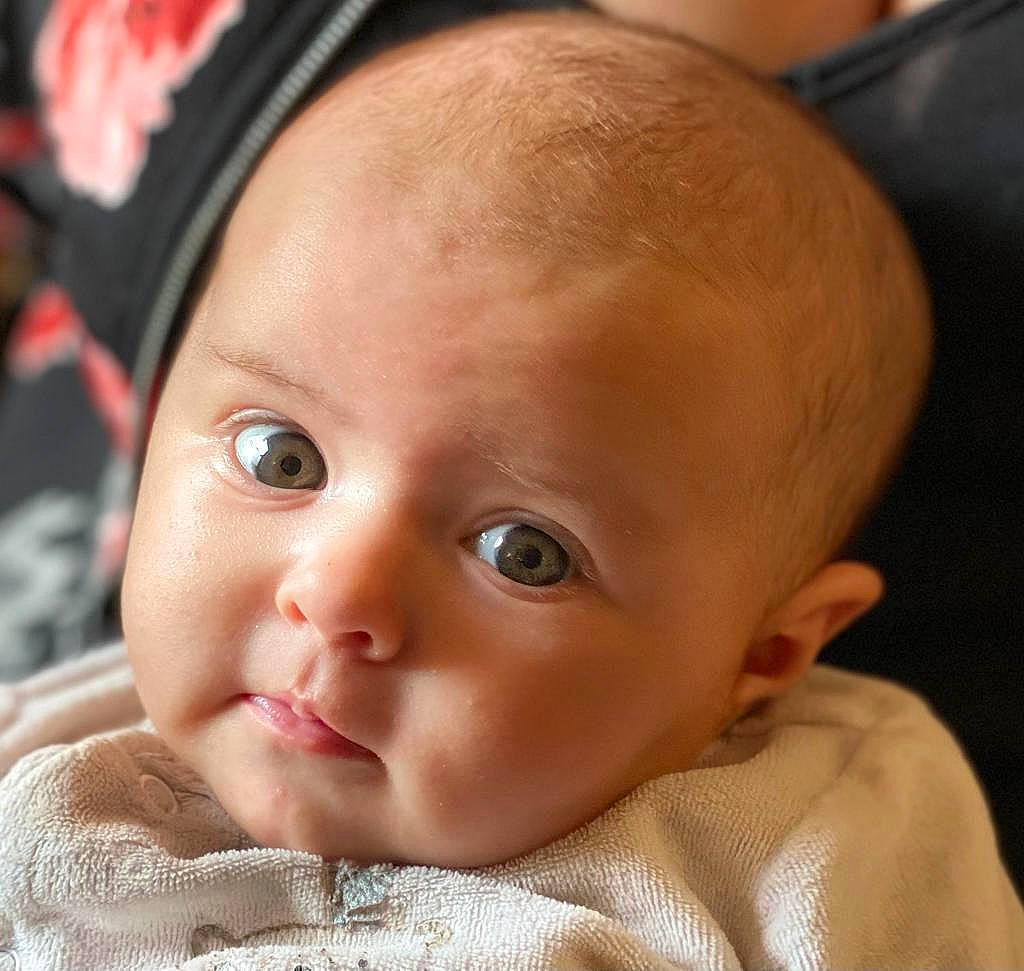 Romie a rejoint le concours — aidez-le/la à gagner de superbes lots ! baby, baby_toddler_clothing, cheek, child, chin, close_up, ear, eye, eyebrow, eyelash, happy, iris, linens, lip, mouth, no_expression, nose, person, portrait_photography, skin