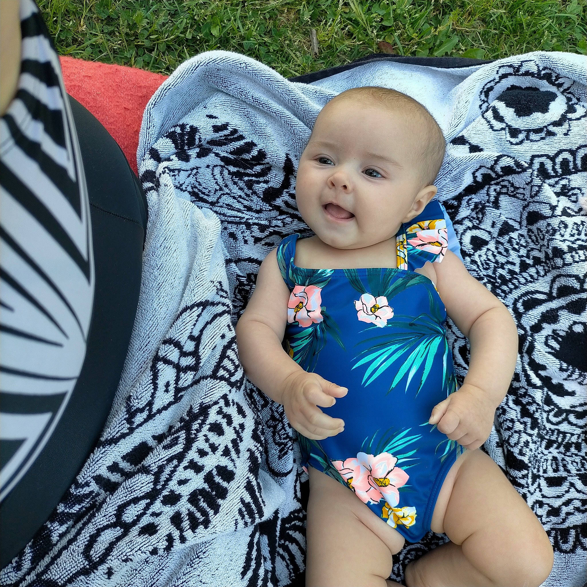 Romie a rejoint le concours — aidez-le/la à gagner de superbes lots ! baby, baby_toddler_clothing, black, child, cool, dress, eye, face, fun, hairstyle, happy, iris, pattern, person, sitting, sleeve, smile, style, textile, thigh