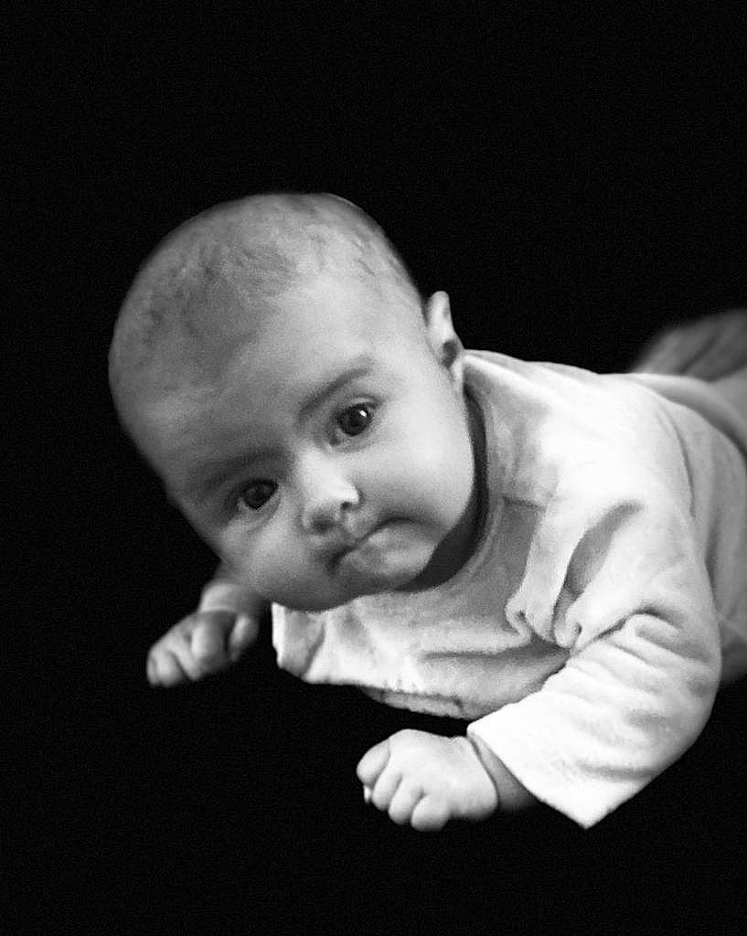 Romie participe au concours pour gagner de l'argent avec cette photo : arm, art, baby, baby_toddler_clothing, cheek, child, comfort, darkness, finger, flash_photography, fun, hand, happy, monochrome, monochrome_photography, person, portrait, portrait_photography, sitting, sleeve