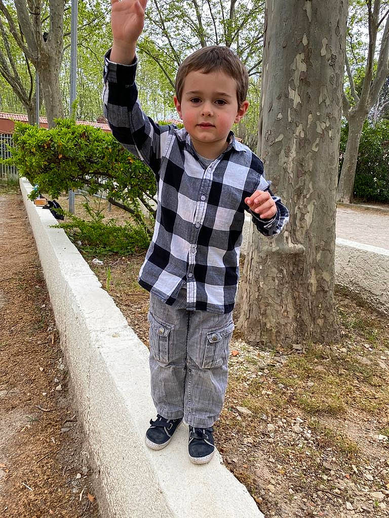 Lhéo participe au concours pour gagner de l'argent avec cette photo : asphalt, baby_toddler_clothing, child, denim, footwear, fun, gesture, grass, happy, leisure, pattern, people_in_nature, person, plaid, plant, road_surface, sleeve, soil, street_fashion, toddler