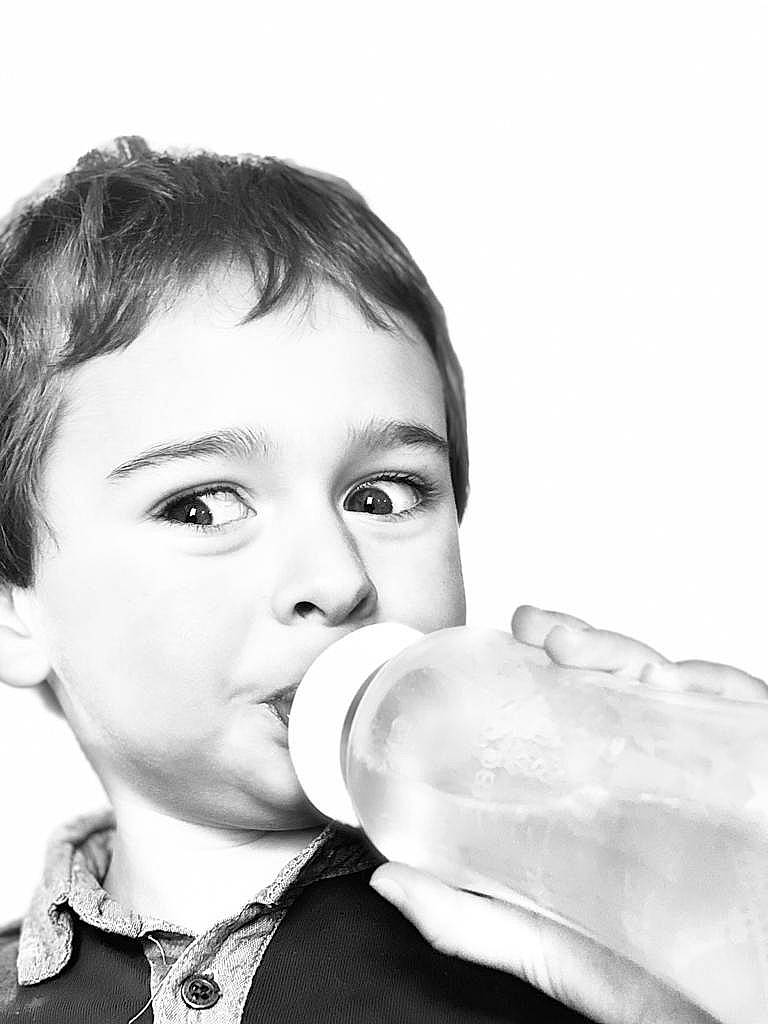 Lhéo a rejoint le concours — aidez-le/la à gagner de superbes lots ! black_and_white, bottle, drink, drinking, drinkware, eyebrow, eyelash, face, facial_expression, flash_photography, food, gesture, happy, jaw, lip, neck, nose, person, style, tie