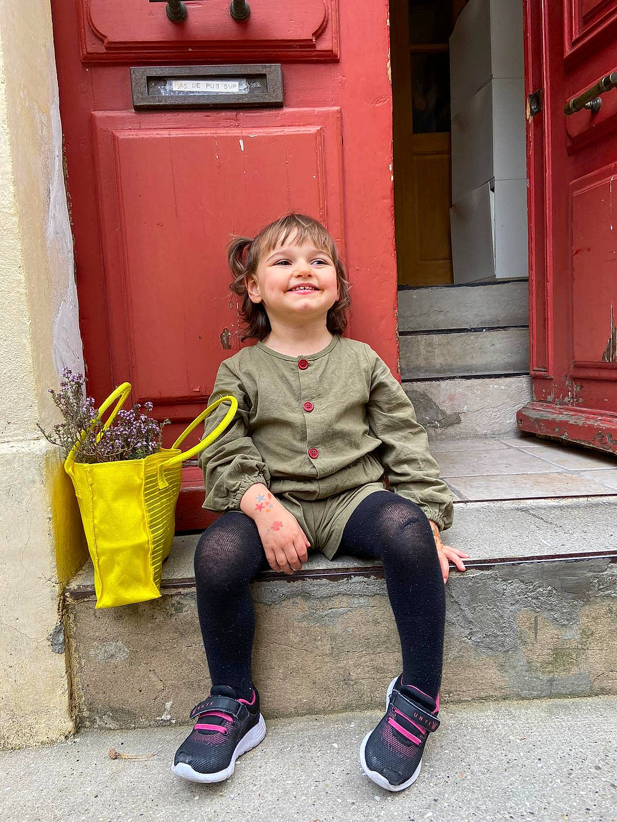 Rose participe au concours pour gagner de l'argent avec cette photo : child, door, gas, human_leg, joy, knee, leg, machine, magenta, person, public_space, red, road, road_surface, sidewalk, sitting, standing, street, street_fashion, wall