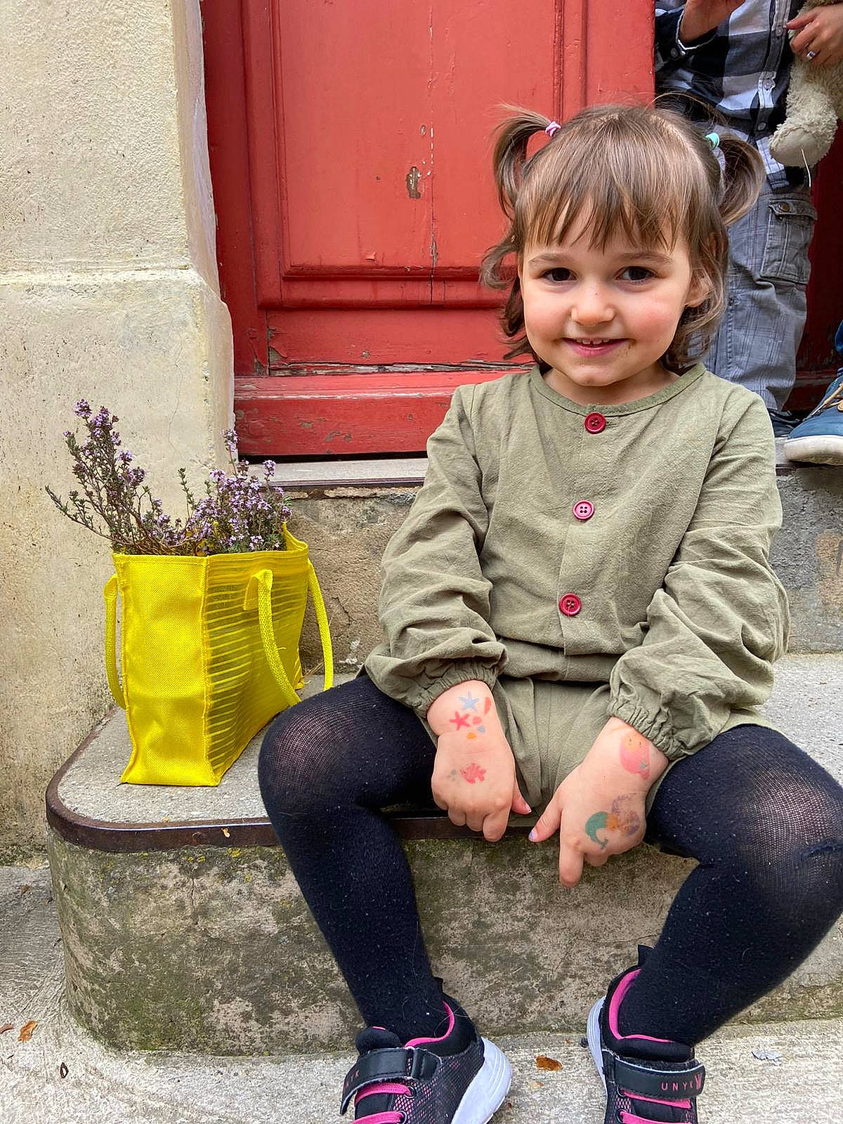 Rose a rejoint le concours — aidez-le/la à gagner de superbes lots ! black, child, hairstyle, human, joint, joy, knee, leg, person, pink, plant, red, shoe, shoulder, smile, sneakers, sock, standing, street_fashion, textile
