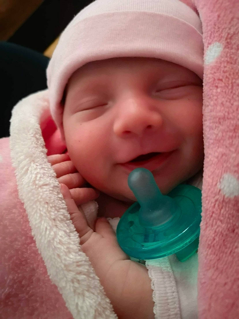 Rosalie a rejoint le concours — aidez-le/la à gagner de superbes lots ! baby, baby_toddler_clothing, cap, cheek, chin, comfort, eyelash, finger, gesture, headwear, lip, mammal, mouth, nail, nose, person, pink, skin, smile, textile