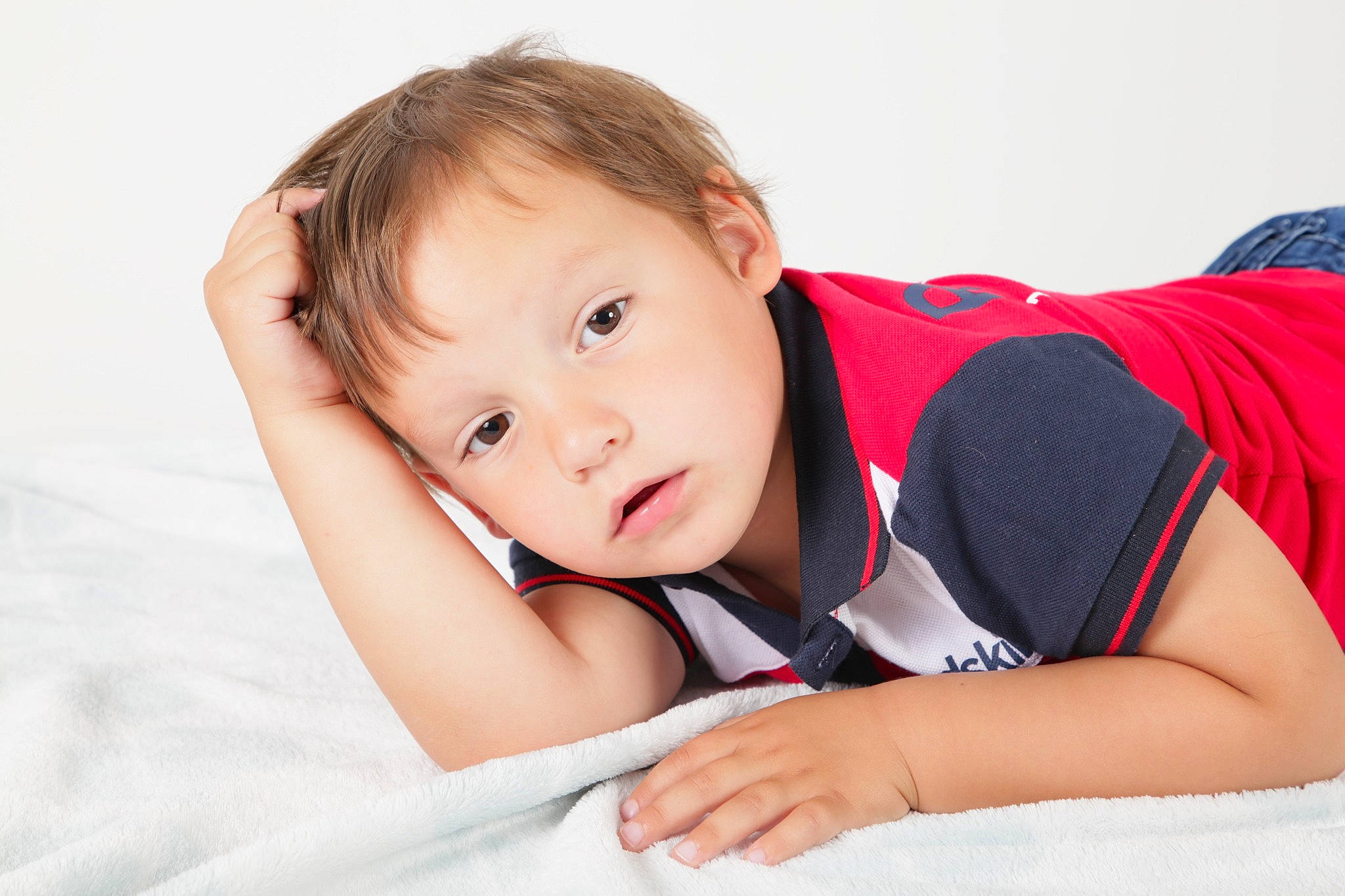 Leandro a rejoint le concours — aidez-le/la à gagner de superbes lots ! arm, baby, baby_toddler_clothing, comfort, elbow, finger, flash_photography, hair, hand, happy, human_body, human_leg, knee, neck, person, shoulder, skin, sleeve, thigh, toddler