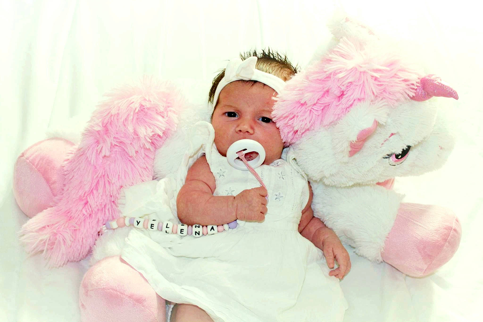 Yelena a rejoint le concours — aidez-le/la à gagner de superbes lots ! baby, baby_sleeping, baby_toddler_clothing, cap, comfort, costume_hat, ear, fashion_accessory, fur, gesture, happy, headband, headgear, headpiece, mammal, person, pink, stuffed_toy, teddy_bear, textile