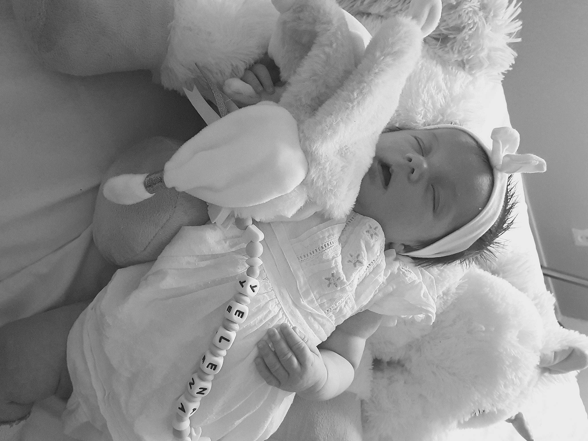 Yelena a rejoint le concours — aidez-le/la à gagner de superbes lots ! arm, baby, black_and_white, child, comfort, eye, eyebrow, eyelash, face, finger, gesture, happy, head, headgear, lip, monochrome, monochrome_photography, nose, person, style