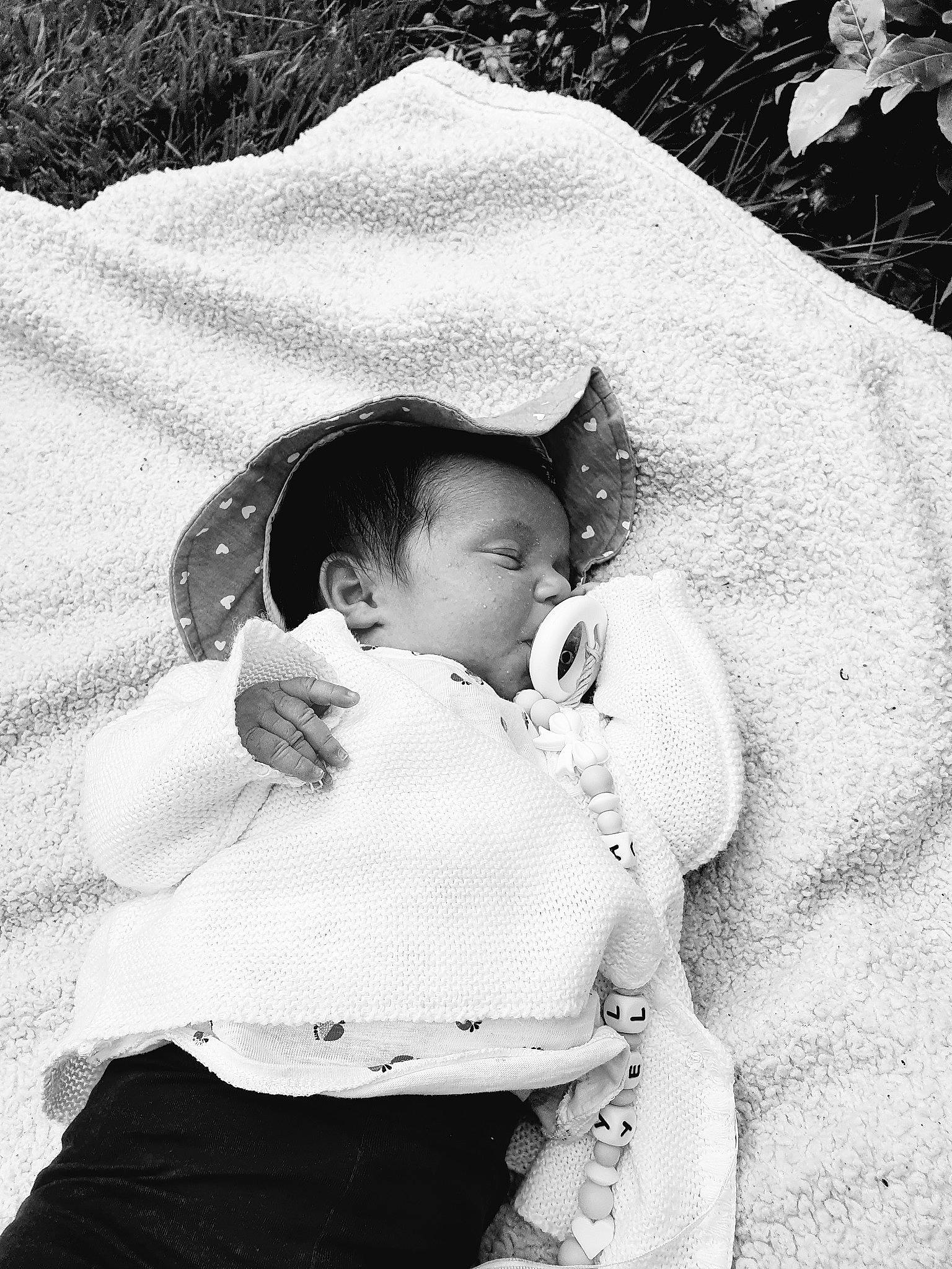 Yelena participe au concours pour gagner de l'argent avec cette photo : baby, baby_products, beauty, black, black_and_white, child, comfort, gesture, grass, happy, hug, monochrome, monochrome_photography, people_in_nature, person, plant, sitting, style, textile, toddler