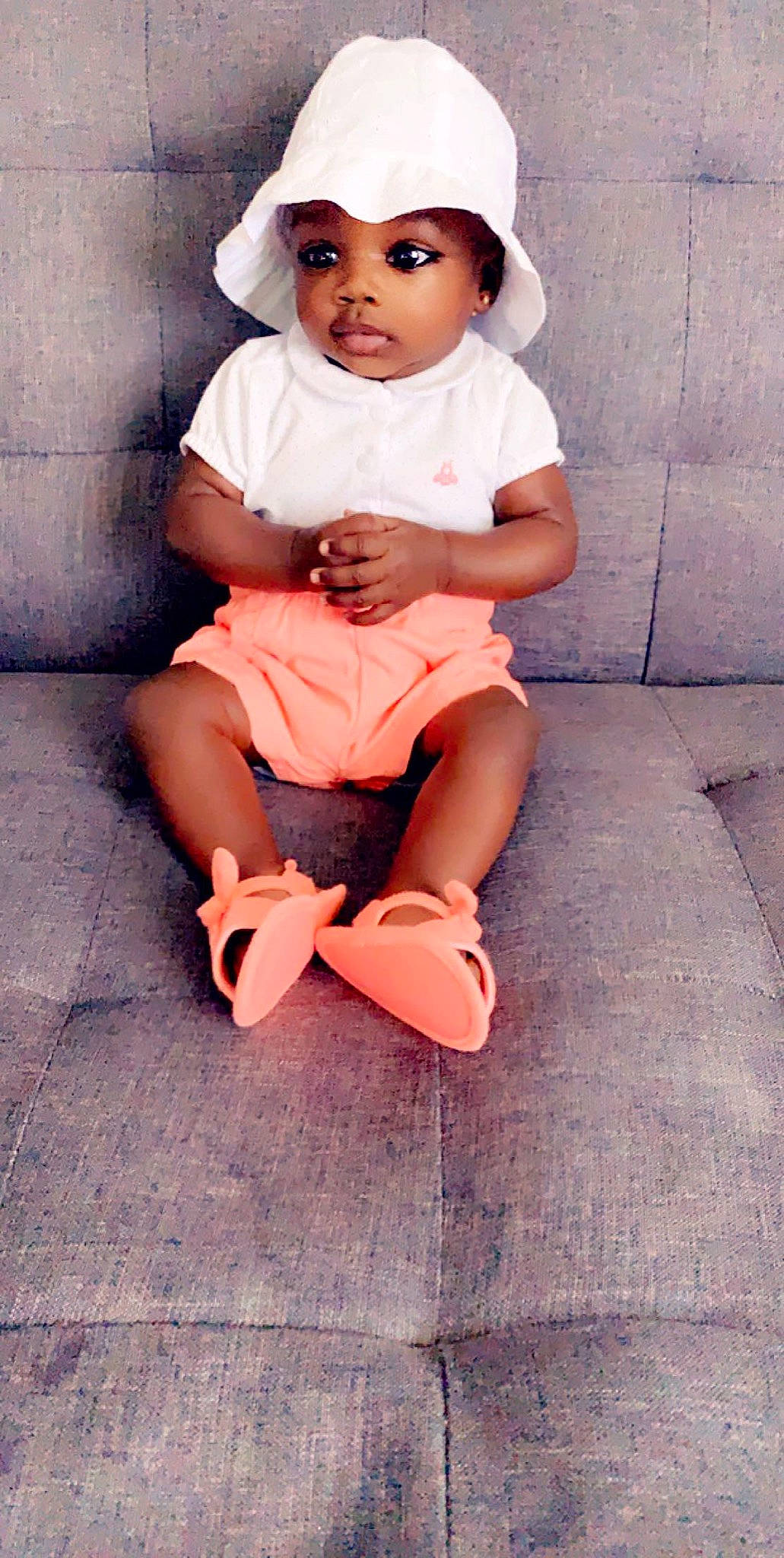 Saadio Kayla a rejoint le concours — aidez-le/la à gagner de superbes lots ! baby, child, headgear, headwear, leg, person, pink, shoe, sitting, smile, toddler