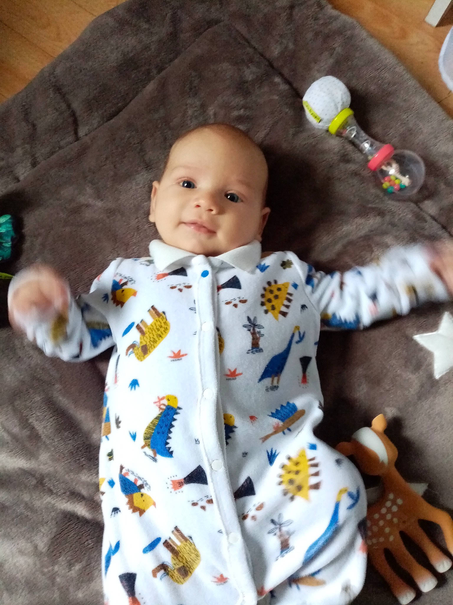 Sohan participe au concours pour gagner de l'argent avec cette photo : baby, baby_products, baby_toddler_clothing, cheek, child, comfort, face, facial_expression, head, linens, nose, orange, outerwear, person, product, skin, sleeve, t_shirt, textile, toddler