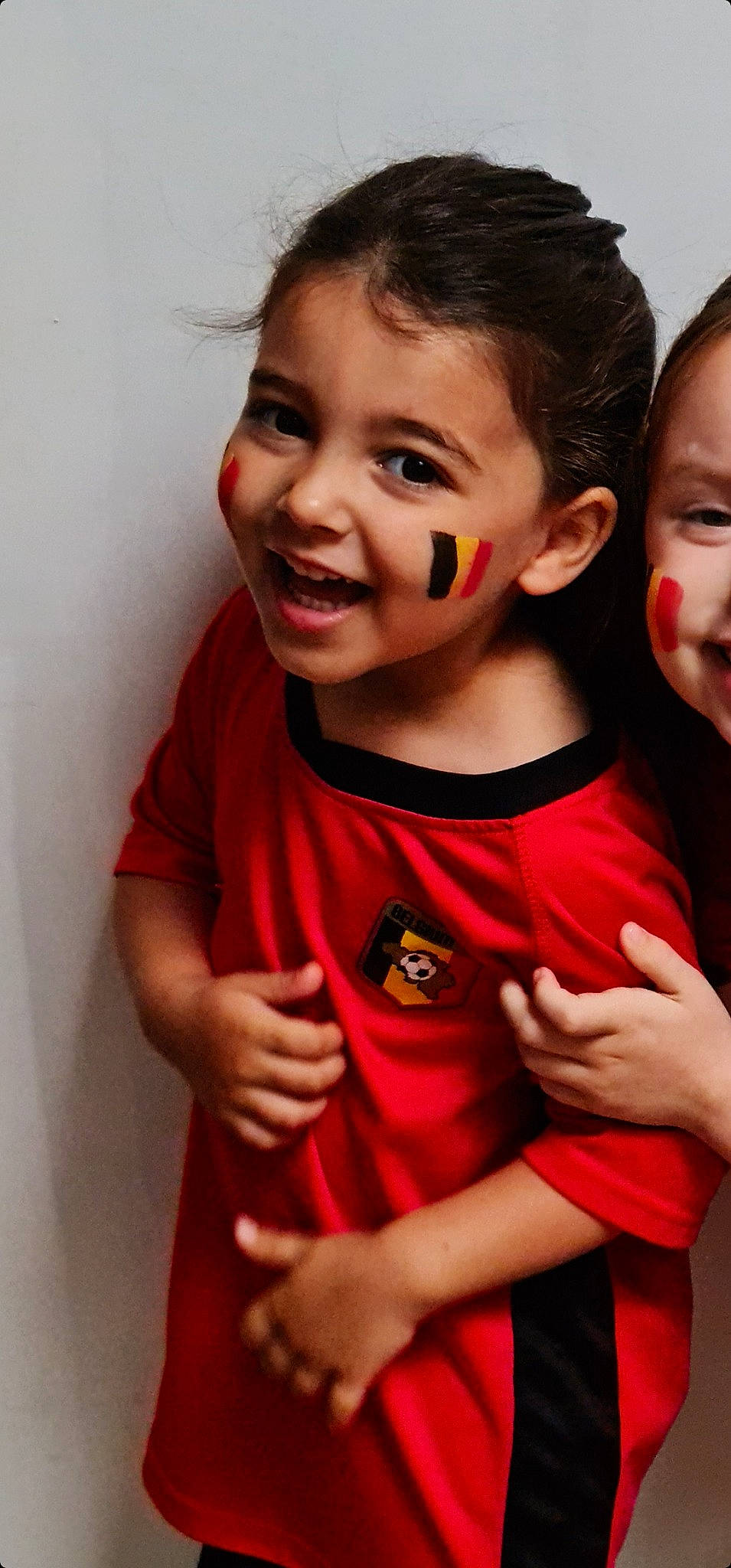 Mila participe au concours pour gagner de l'argent avec cette photo : arm, cheek, eye, eyelash, face, forehead, gesture, hair, hand, happy, head, human_body, lip, mouth, neck, nose, person, shoulder, skin, sleeve