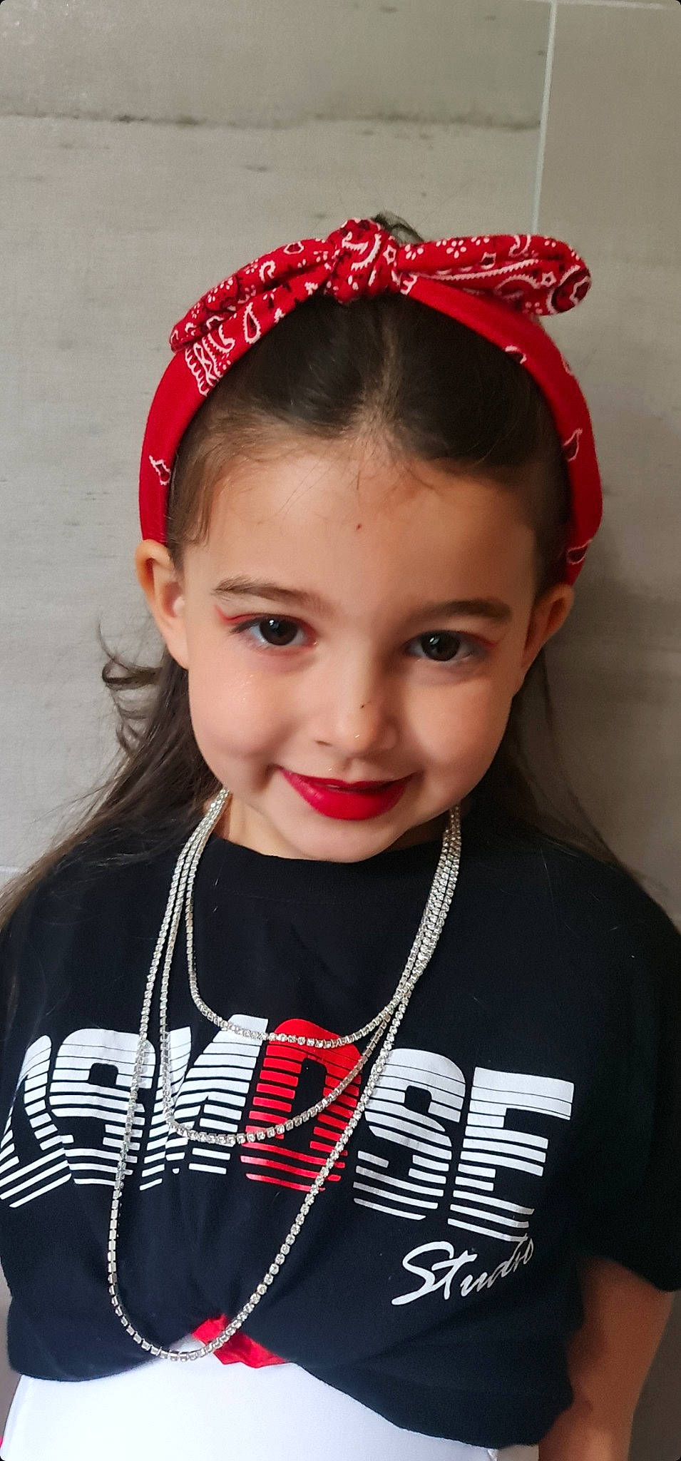 Mila a rejoint le concours — aidez-le/la à gagner de superbes lots ! beauty, black, cap, cool, costume_hat, flash_photography, forehead, happy, headpiece, joy, lip, organ, outerwear, people, person, photograph, red, sleeve, smile, t_shirt
