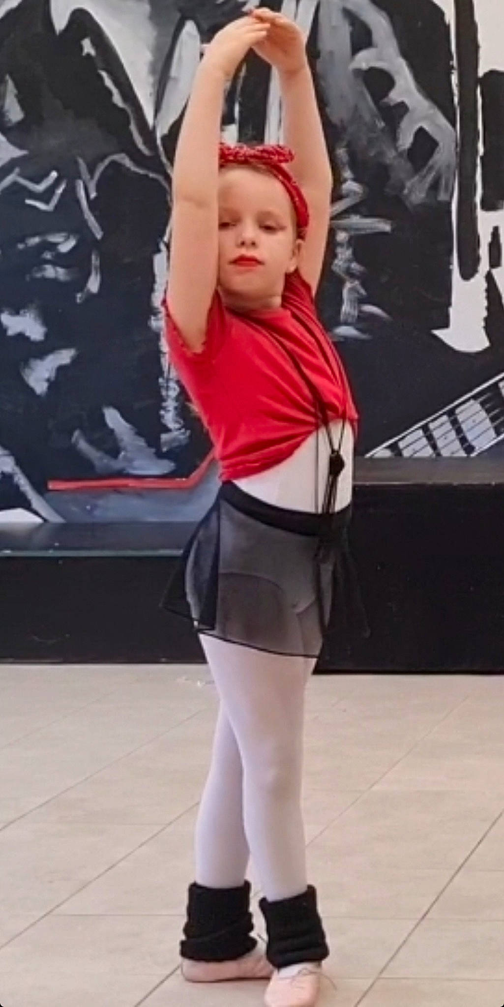 Morgane participe au concours pour gagner de l'argent avec cette photo : blond, electric_blue, event, facial_expression, fashion_design, fun, goggles, hat, human_leg, joint, knee, pattern, person, shoulder, sleeve, sportswear, street_fashion, thigh, trunk, uniform