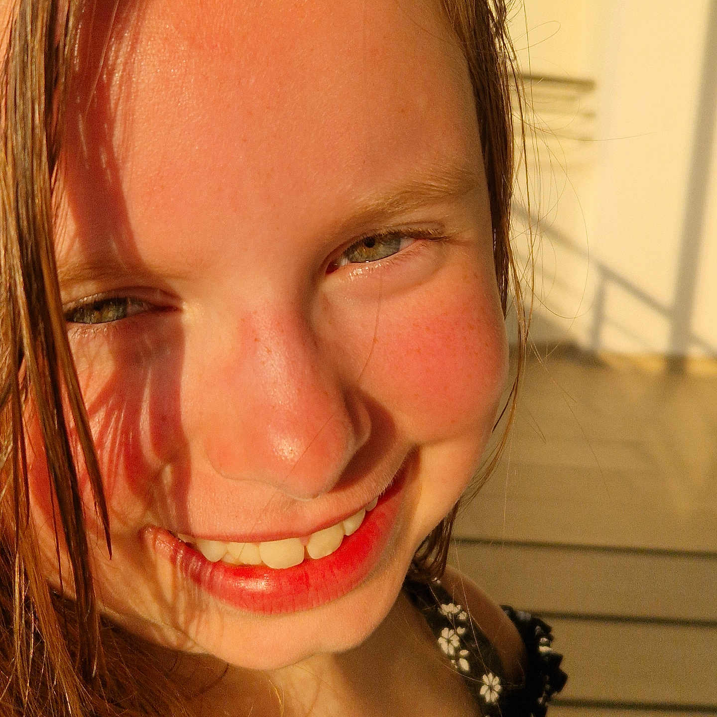 Morgane participe au concours pour gagner de l'argent avec cette photo : blonde, bodypart, face, finger, freckle, hair, hand, handrail, happy, hardwood, head, laughing, mouth, person, photography, portrait, selfie, smile, teeth, wood