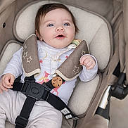 Dina a rejoint le concours — aidez-le/la à gagner de superbes lots ! baby, infant, stroller, car_seat, harness, buckle, onesie, smile, blue_eyes, soft_padding, blanket, wooden_clip, pacifier, cute, chubby_cheeks, portrait, candid, parenting, cozy, fabric