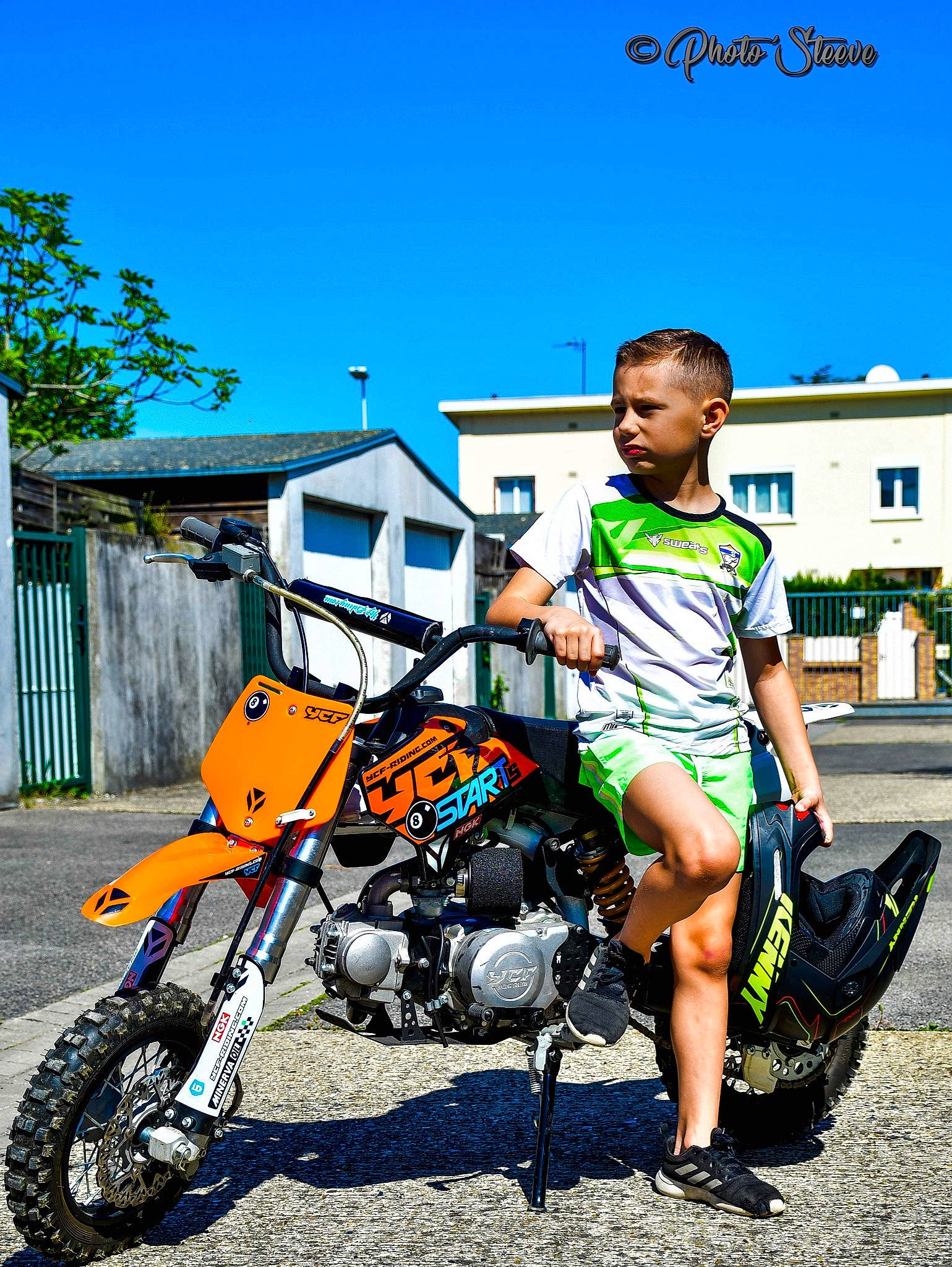 Vincenzo participe au concours pour gagner de l'argent avec cette photo : adventure, car, motocross, motor_vehicle, motorcycle, motorcycling, person, photography, racing, recreation, rim, road, summer, vacation, vehicle, yellow