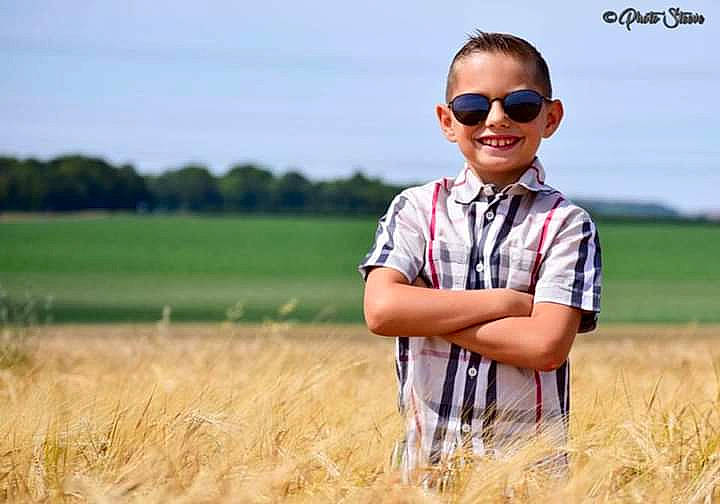 Vincenzo a rejoint le concours — aidez-le/la à gagner de superbes lots ! child, cool, design, eyewear, farm, field, glasses, grass, grass_family, grassland, happy, headwear, joy, male, outerwear, person, photography, plain, plant, sleeve