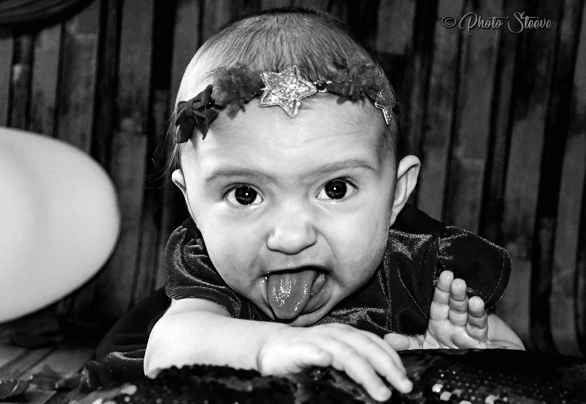 Giulia participe au concours pour gagner de l'argent avec cette photo : black, black_and_white, cheek, child, eye, face, facial_expression, hand, head, monochrome, monochrome_photography, mouth, nose, organ, people, person, photograph, photography, smile, stock_photography
